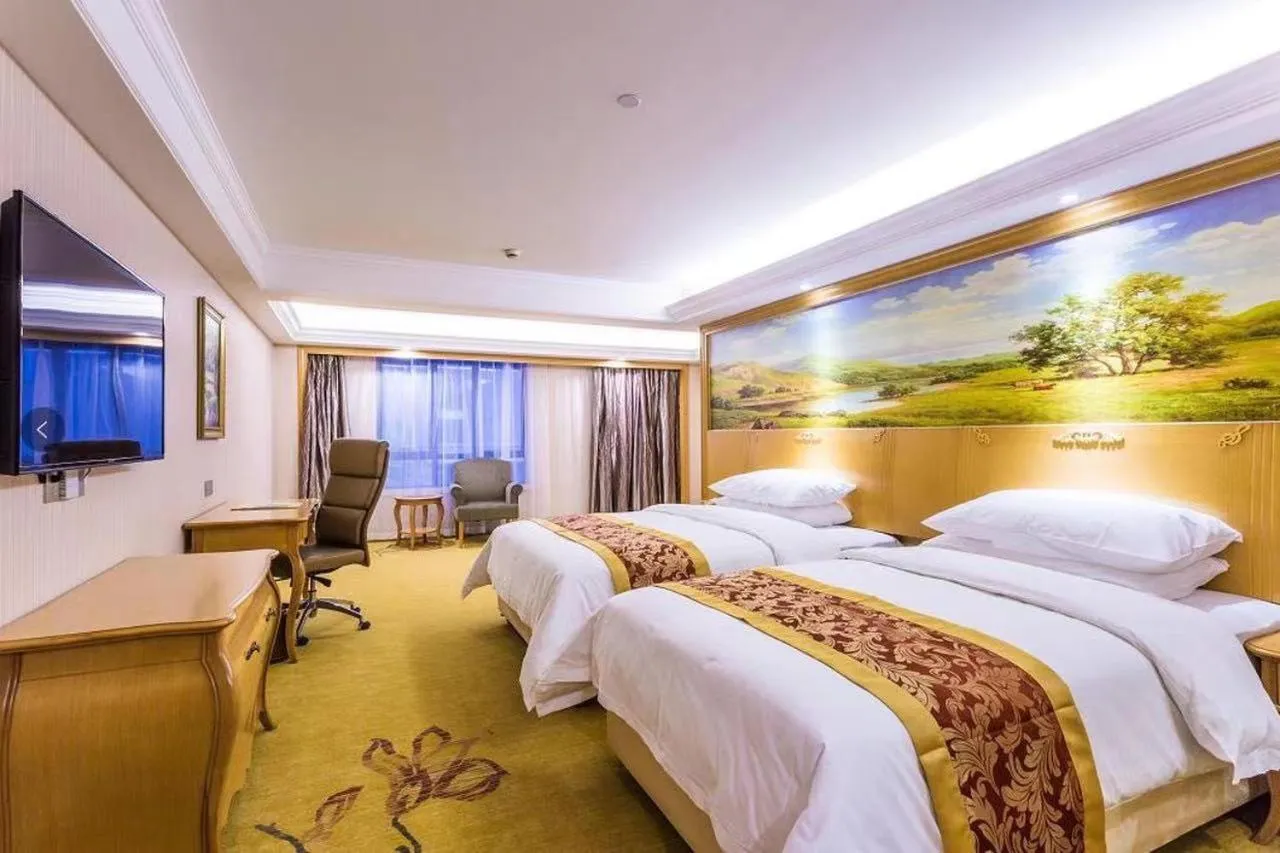 Bed in Vienna International Hotel Shanghai Pudong New International Exbition Central