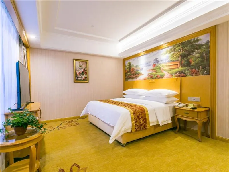 Bed in Vienna International Hotel Shanghai Pudong New International Exbition Central