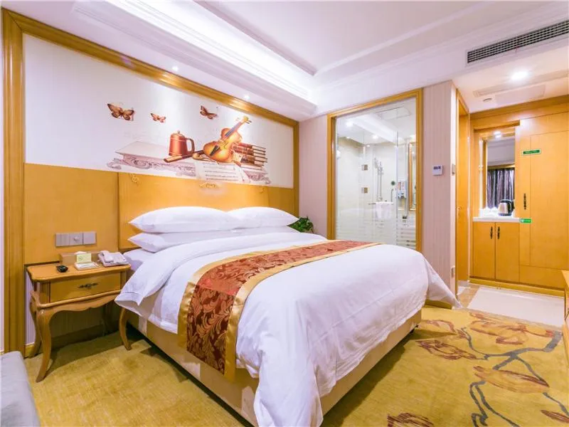 Bed in Vienna International Hotel Shanghai Pudong New International Exbition Central