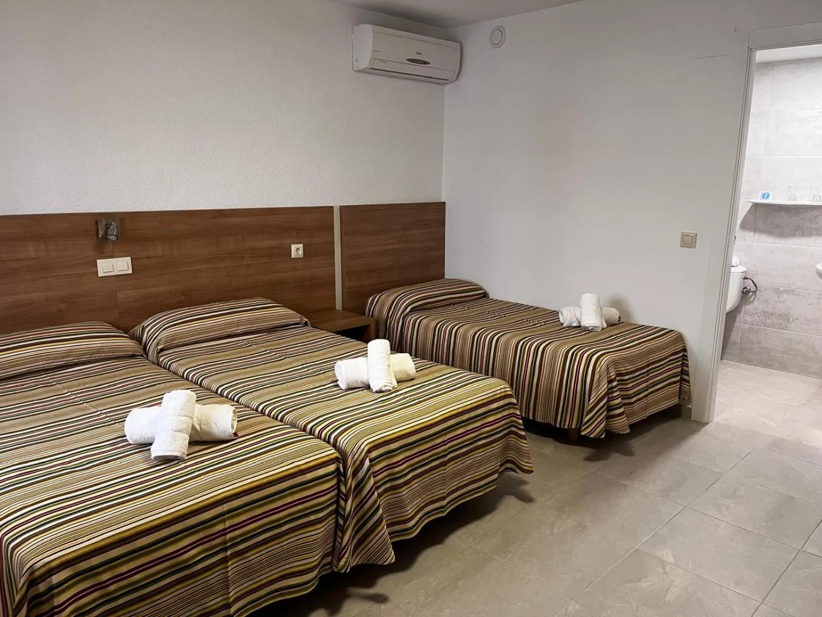 Photo of the whole room, Bed in Hotel Blason Junior