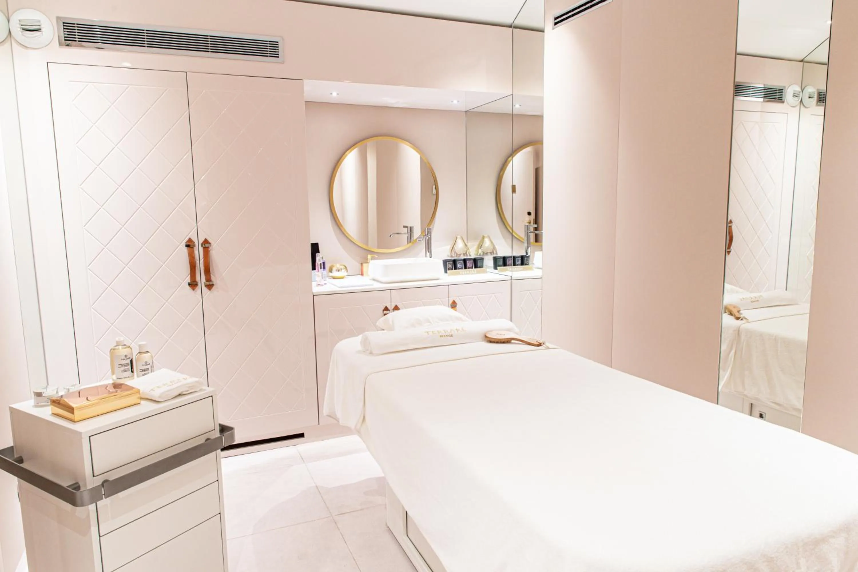 Spa and wellness centre/facilities, Bed in Hotel Bowmann