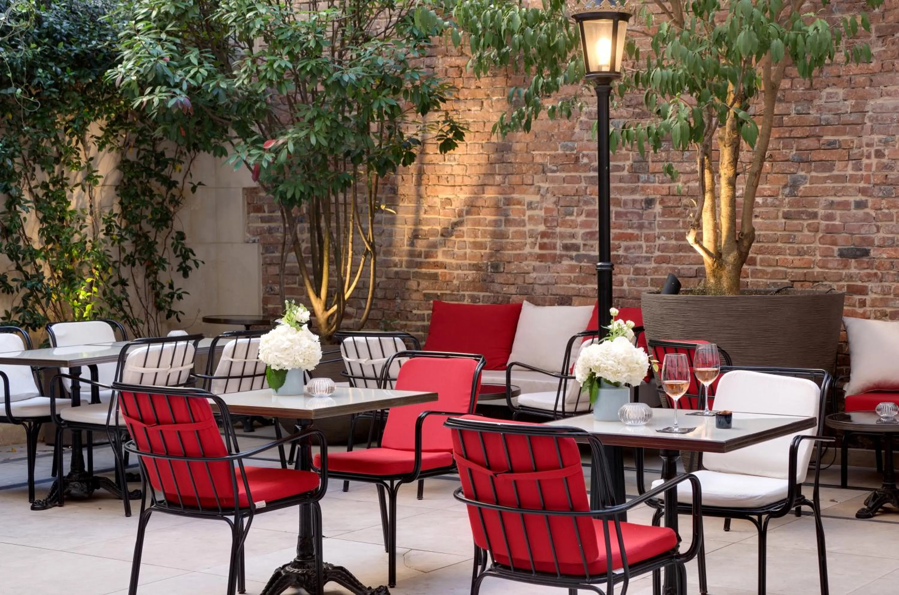 Restaurant/places to eat in Hotel Bowmann