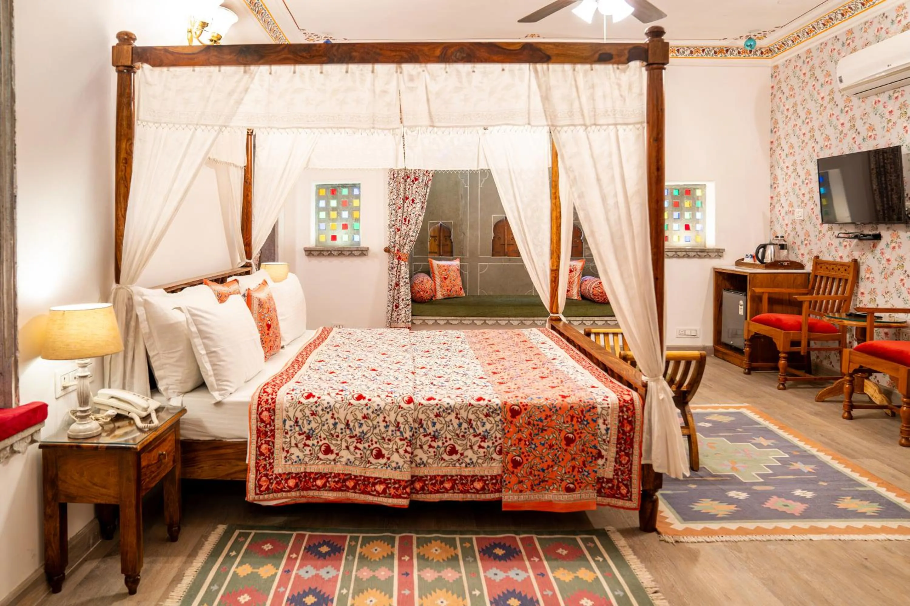 Communal lounge/ TV room, Bed in Udaigarh - Udaipur