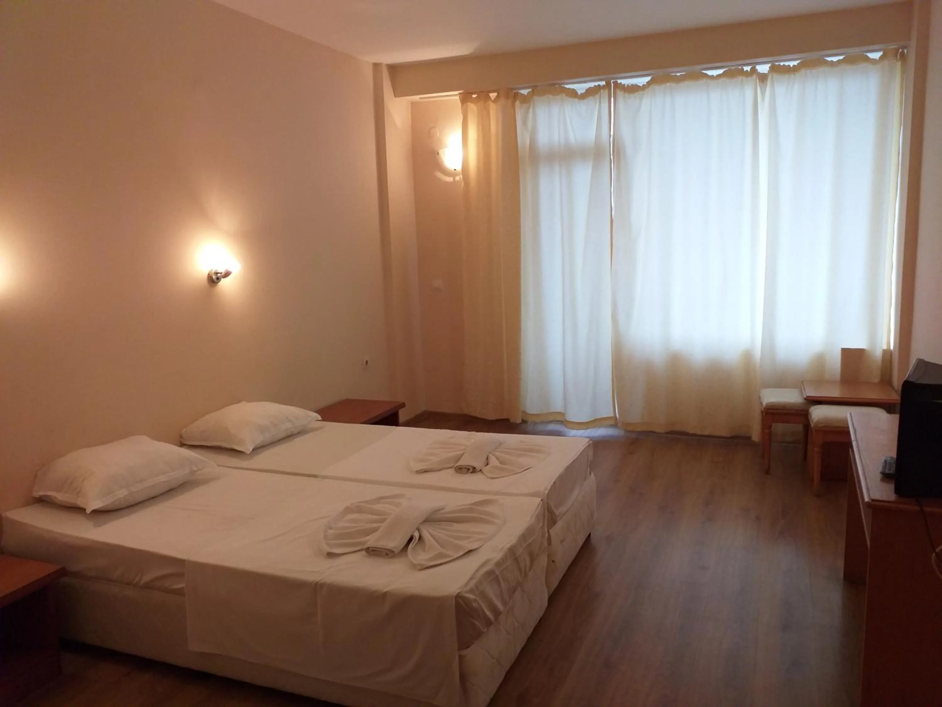 Photo of the whole room, Bed in Hotel Seasons 2