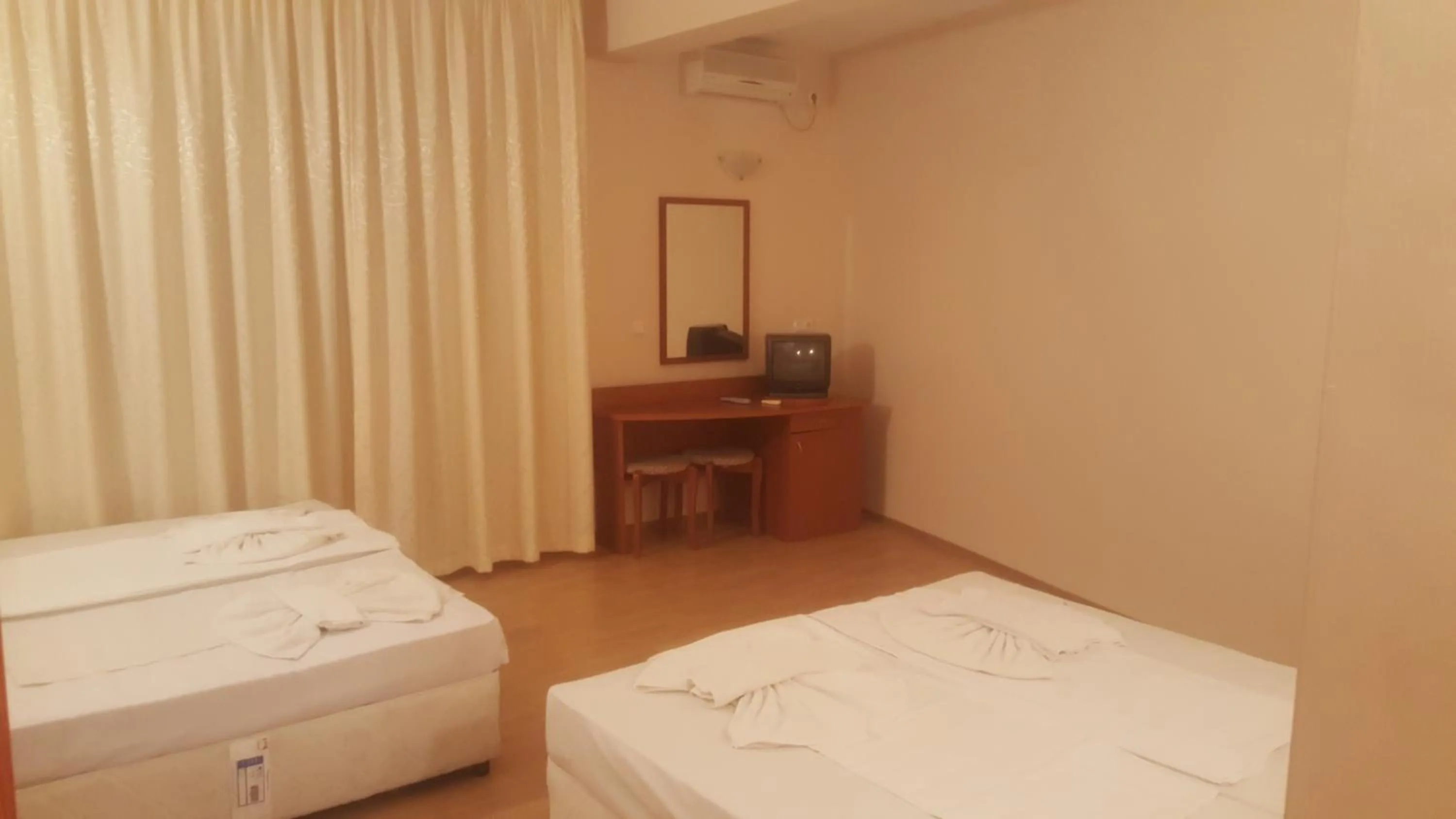 Photo of the whole room, Bed in Hotel Seasons 2