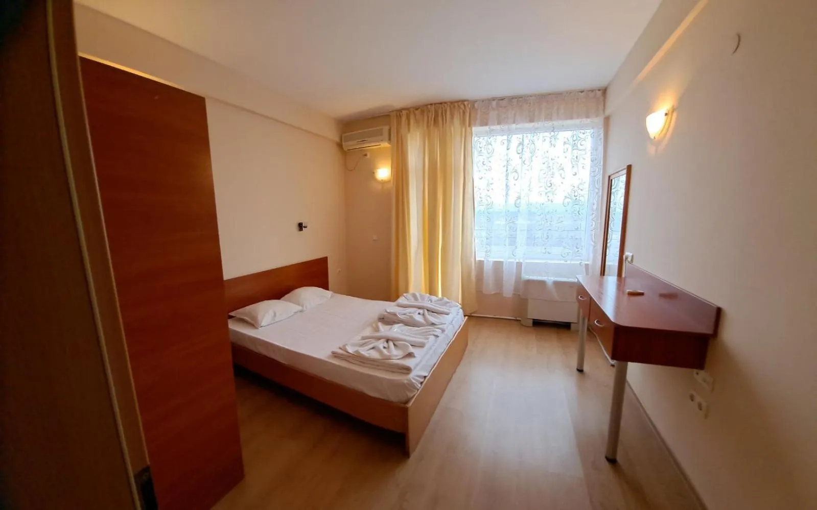 Bedroom, Bed in Hotel Seasons 2