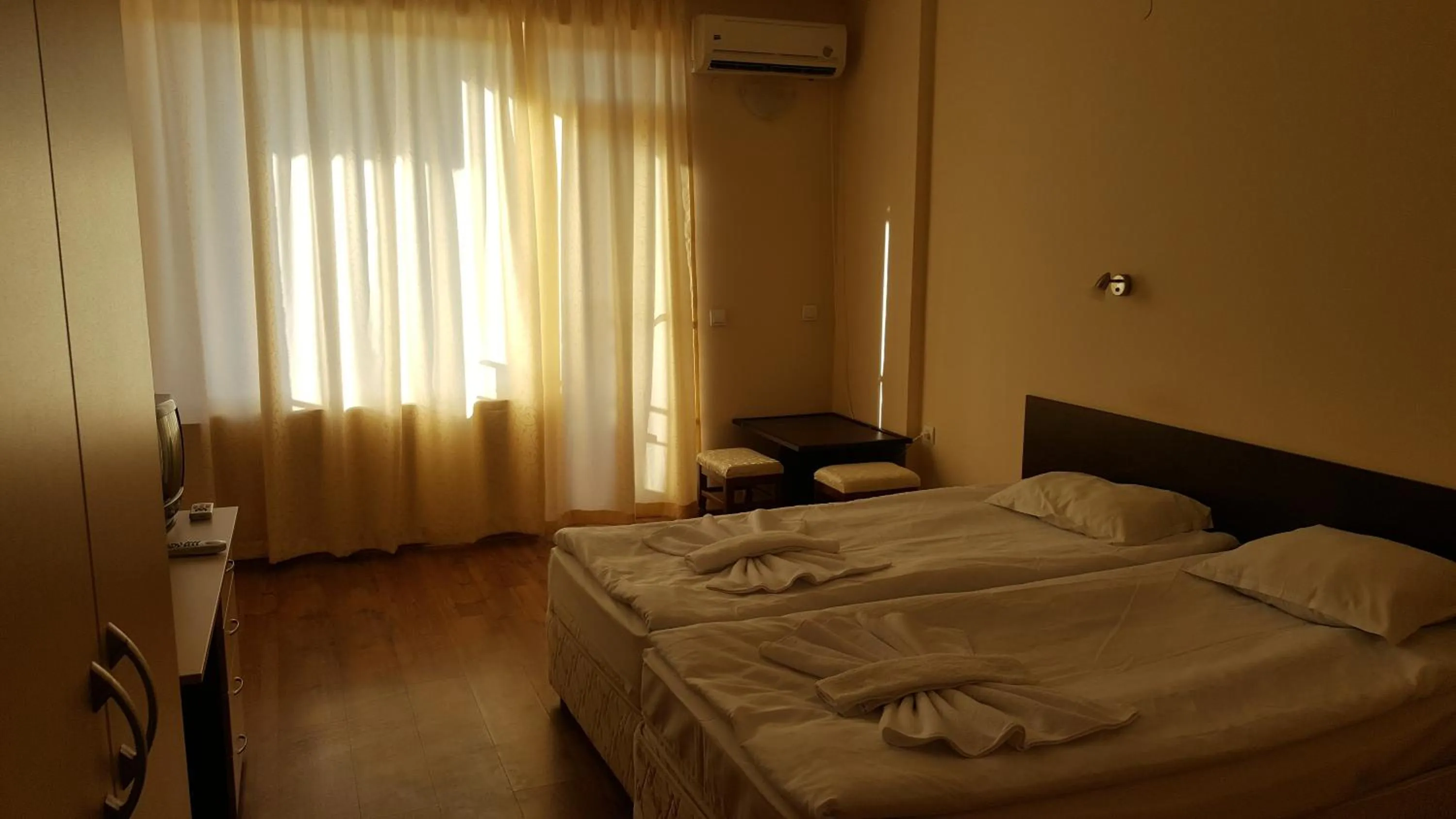 Photo of the whole room, Bed in Hotel Seasons 2