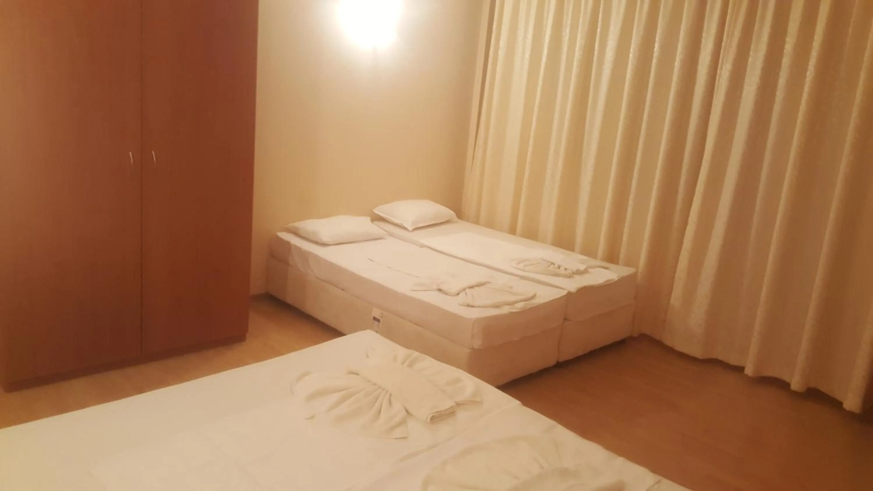 Photo of the whole room, Bed in Hotel Seasons 2