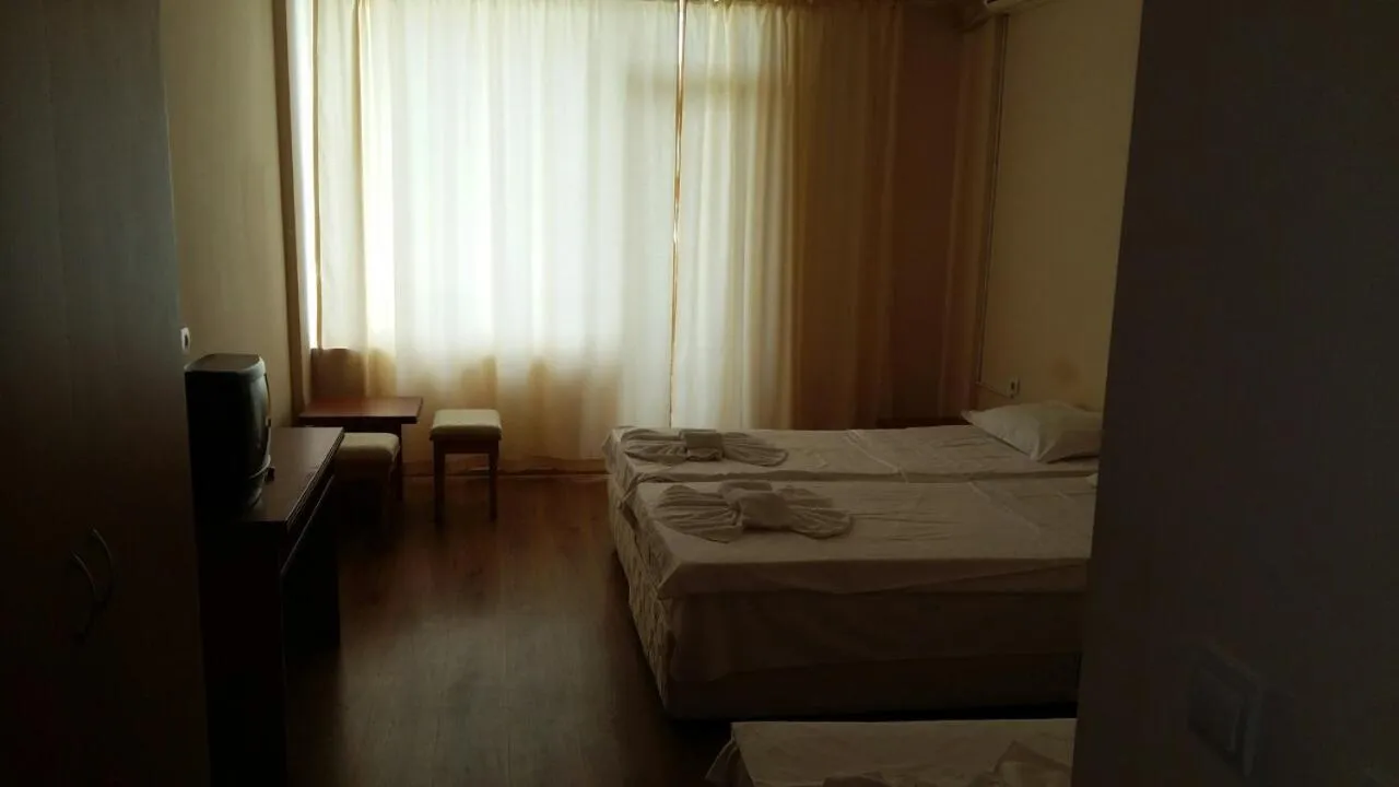 Photo of the whole room, Bed in Hotel Seasons 2