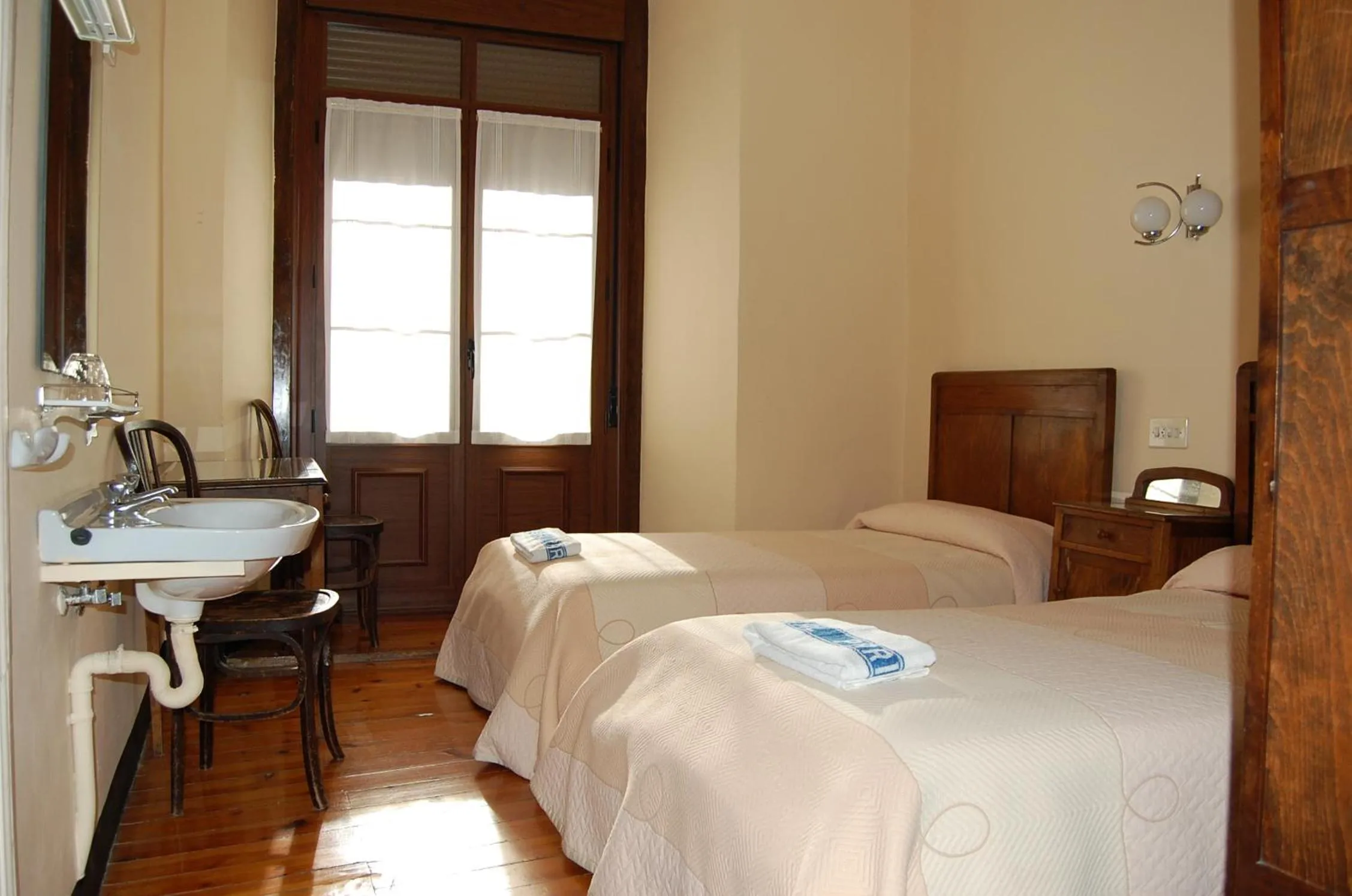 Photo of the whole room, Bed in Hostal Paris