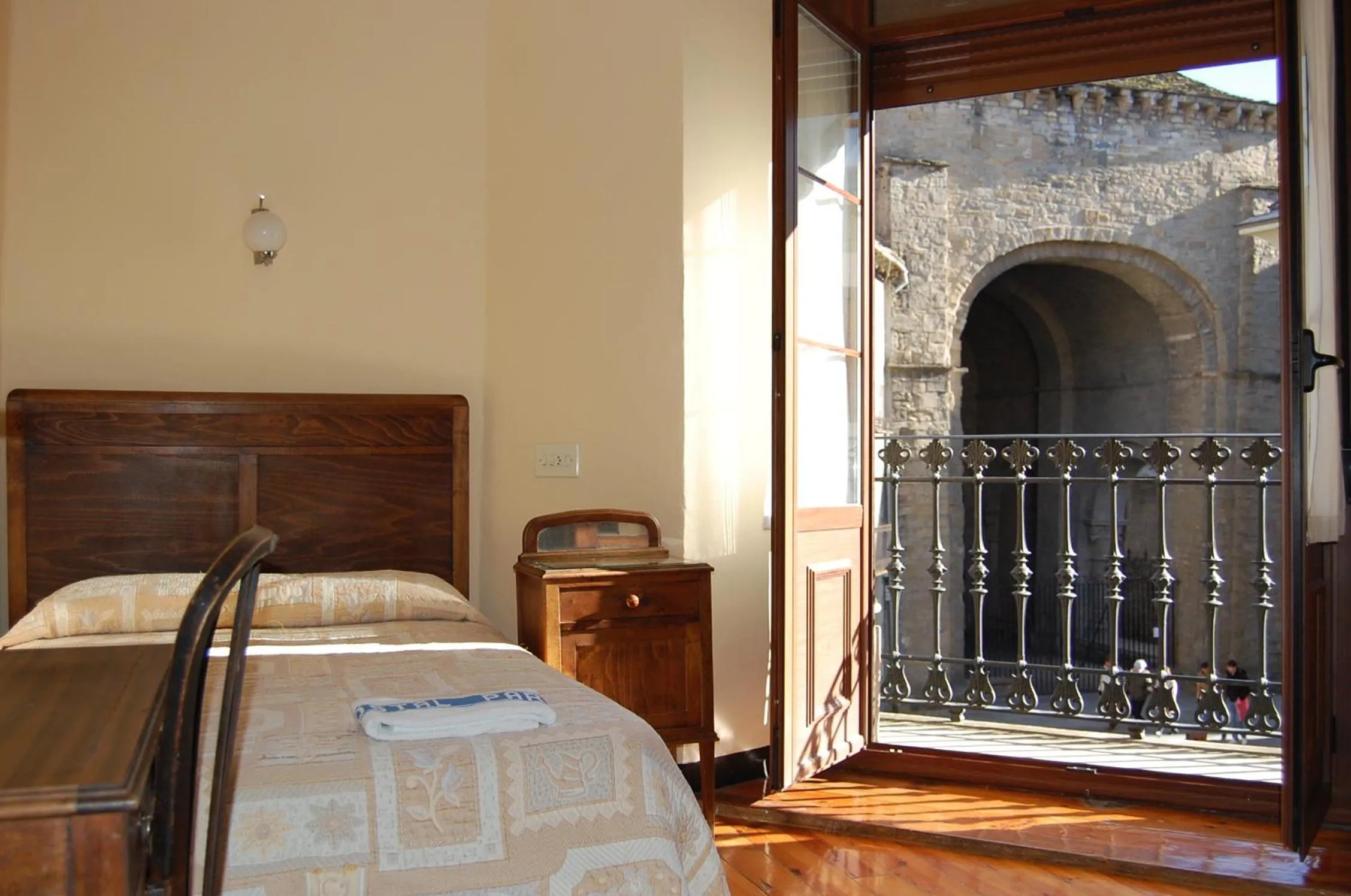 Day, Bed in Hostal Paris