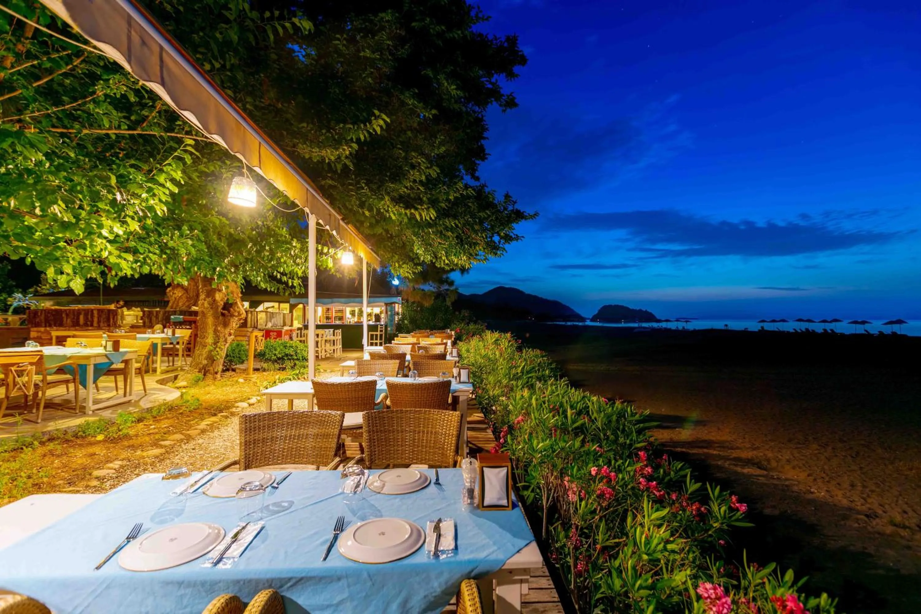 Restaurant/places to eat in Etenna Beach Bungalows