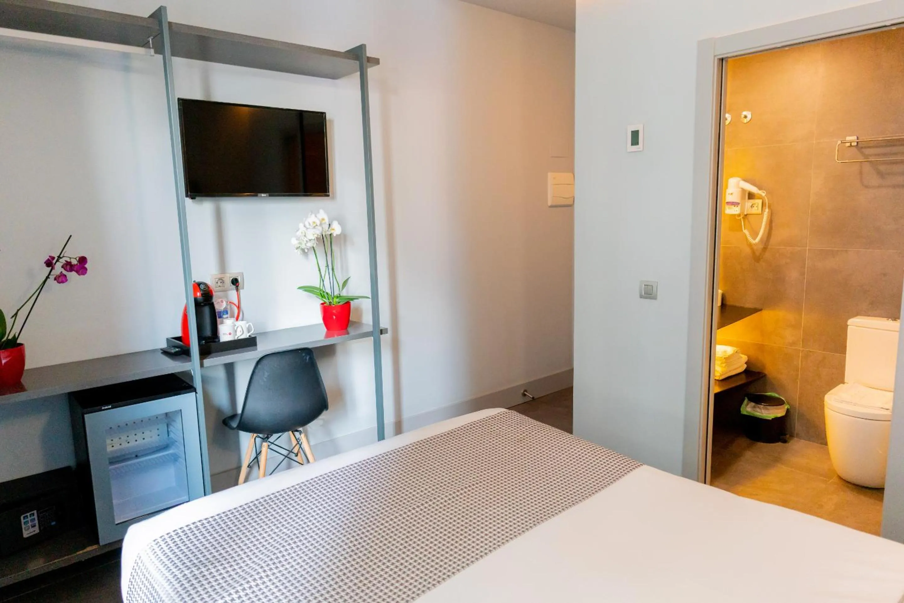 Bedroom, Bed in Hostal Carmen-Gran Vía