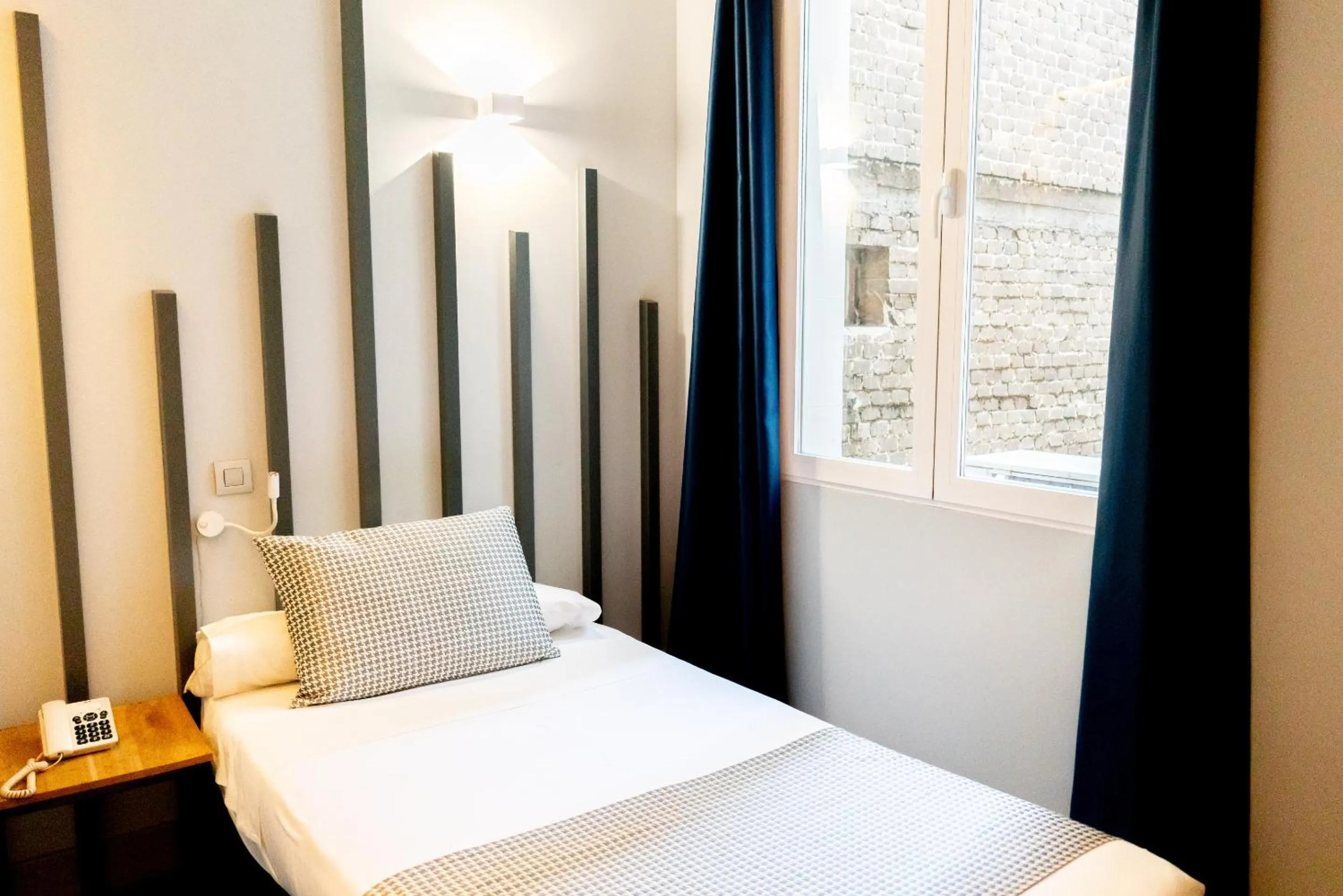 Bedroom, Bed in Hostal Carmen-Gran Vía