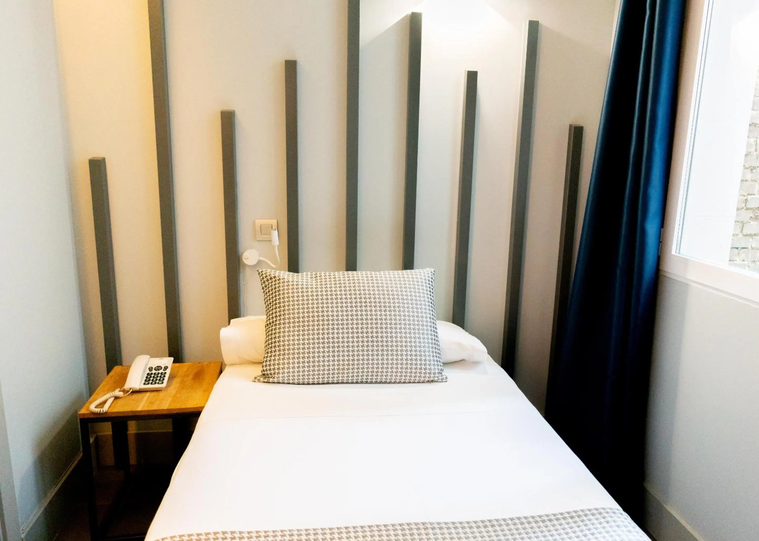 Bedroom, Bed in Hostal Carmen-Gran Vía