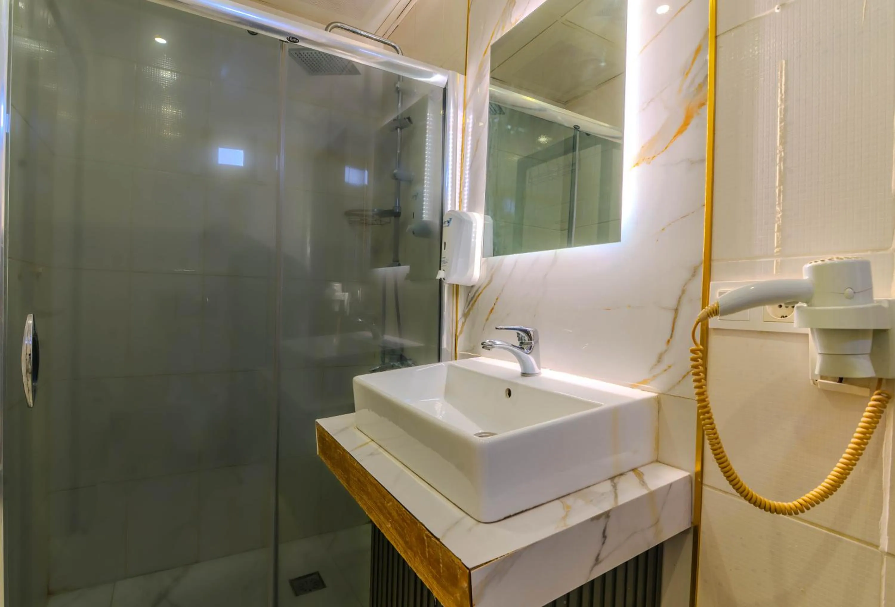Shower in Dolce Vita Suite Hotel