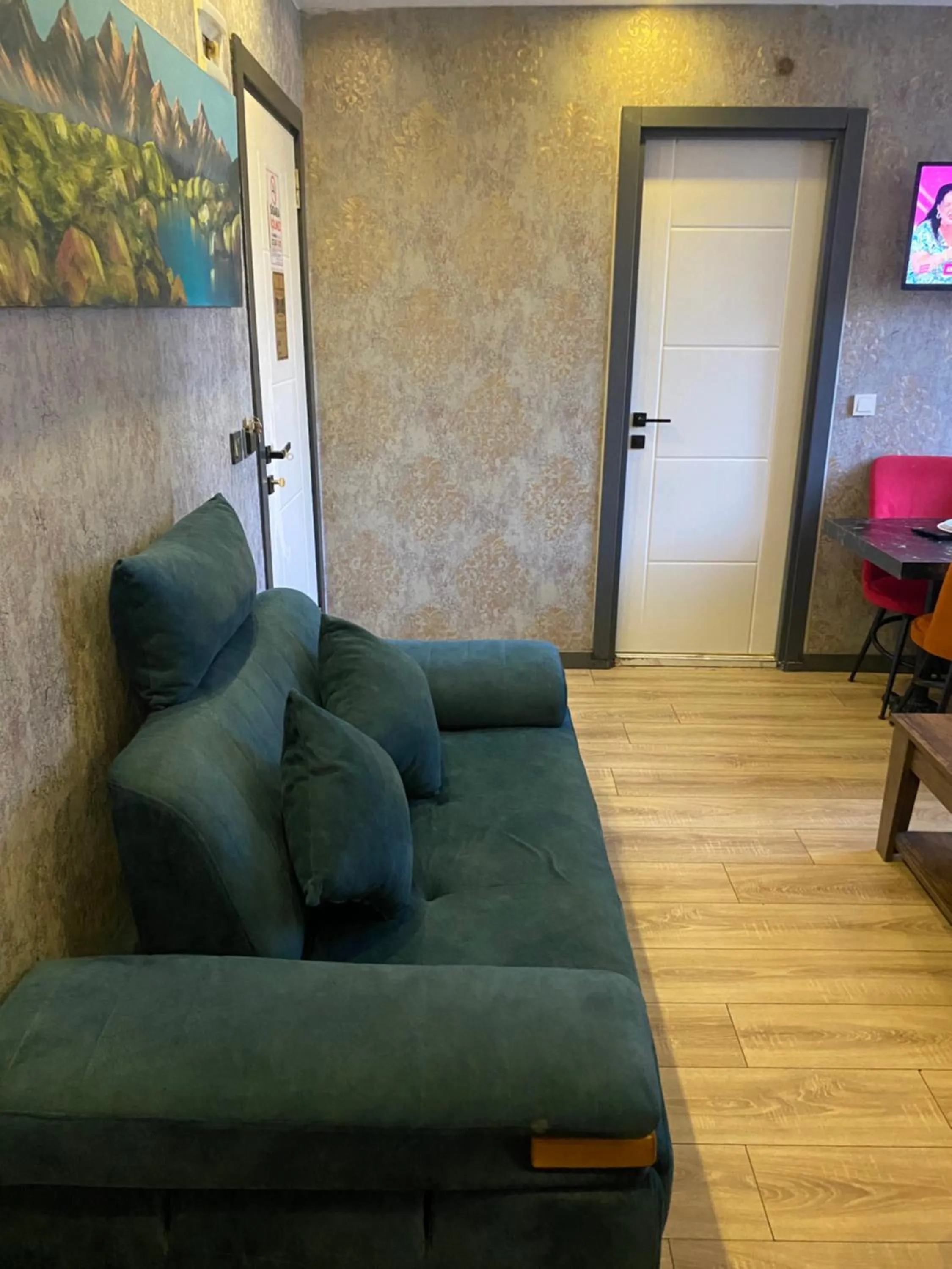 Communal lounge/ TV room in Dolce Vita Suite Hotel