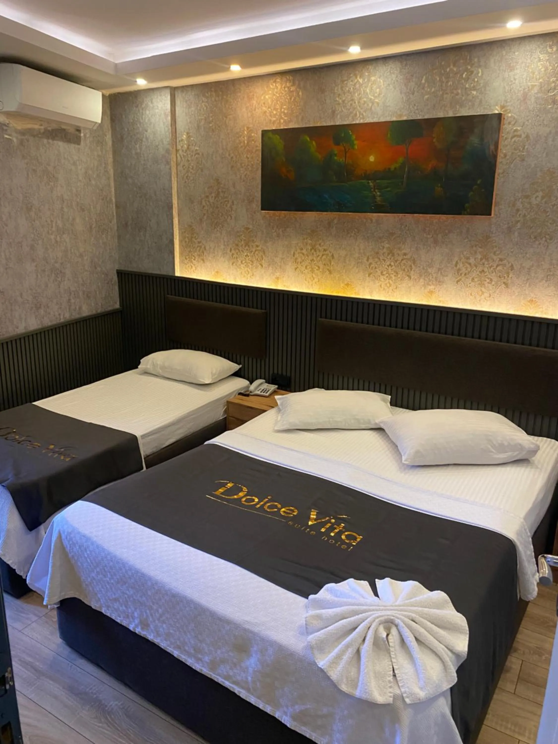 Kitchen or kitchenette, Bed in Dolce Vita Suite Hotel