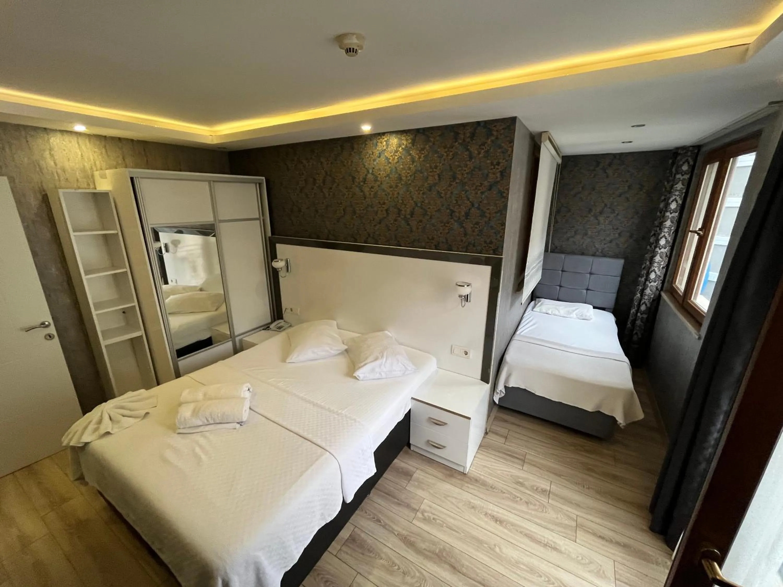 Bedroom, Bed in Dolce Vita Suite Hotel