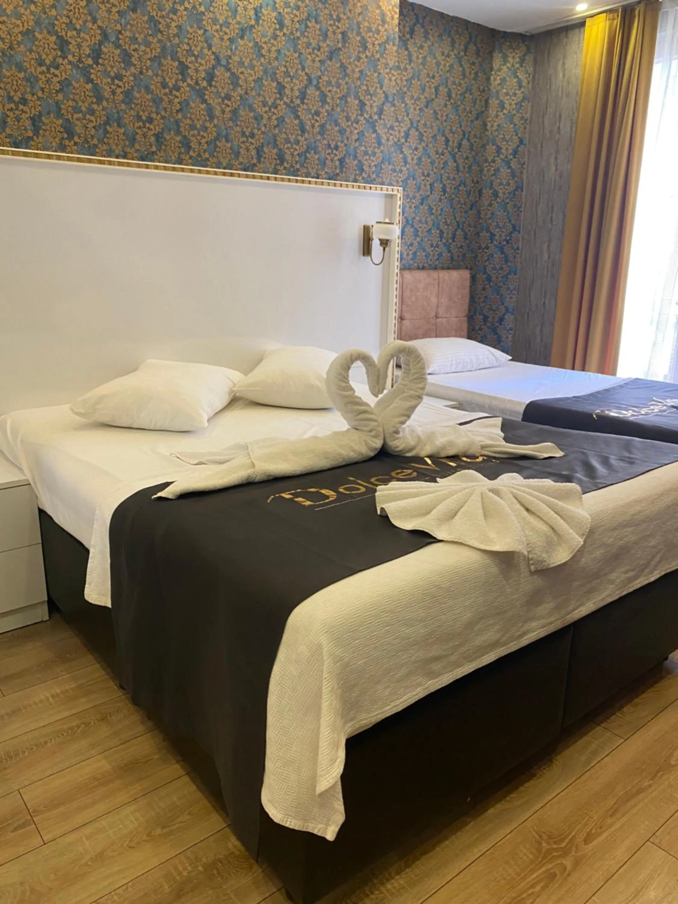 Bedroom, Bed in Dolce Vita Suite Hotel