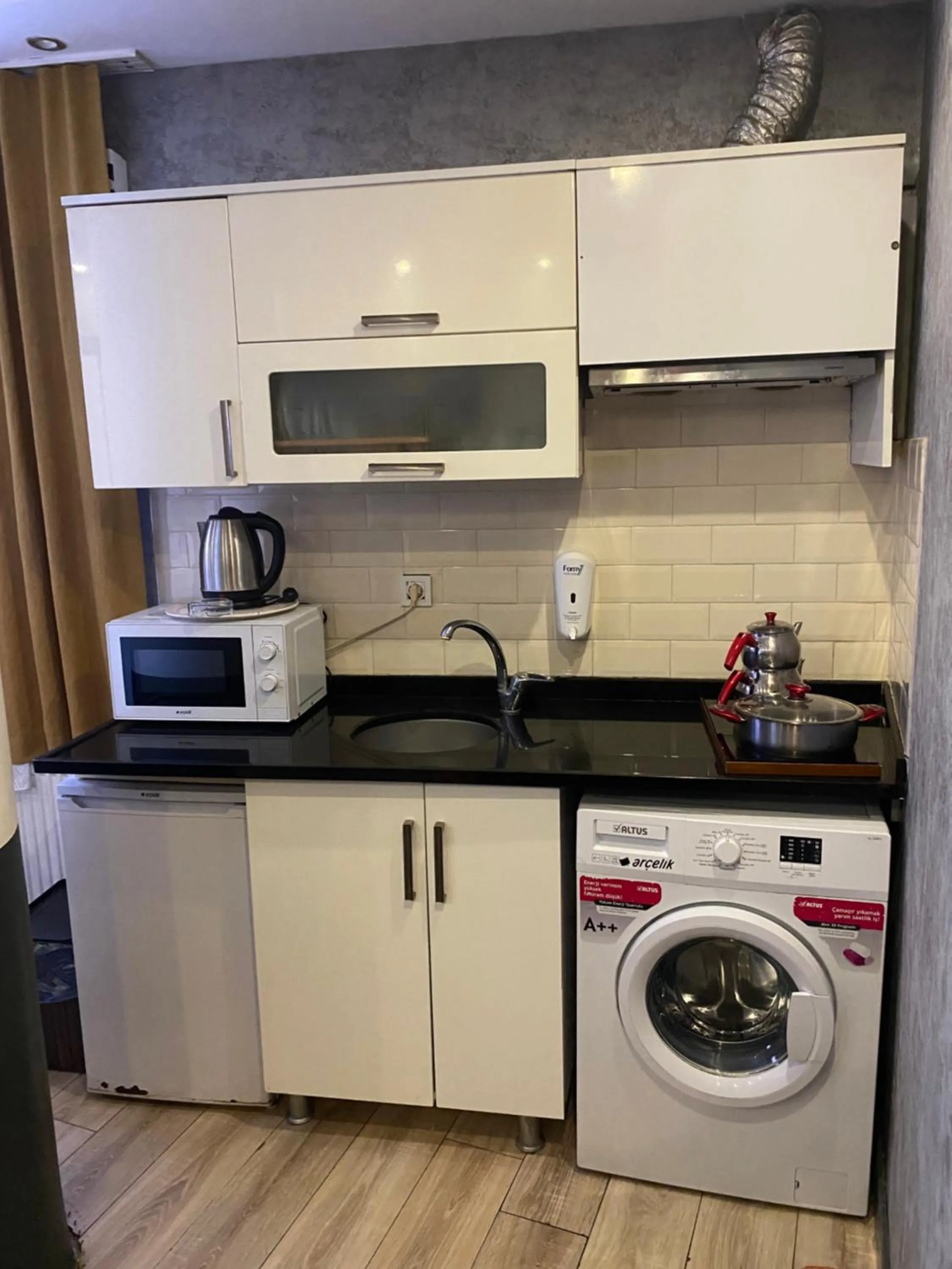 Kitchen or kitchenette in Dolce Vita Suite Hotel