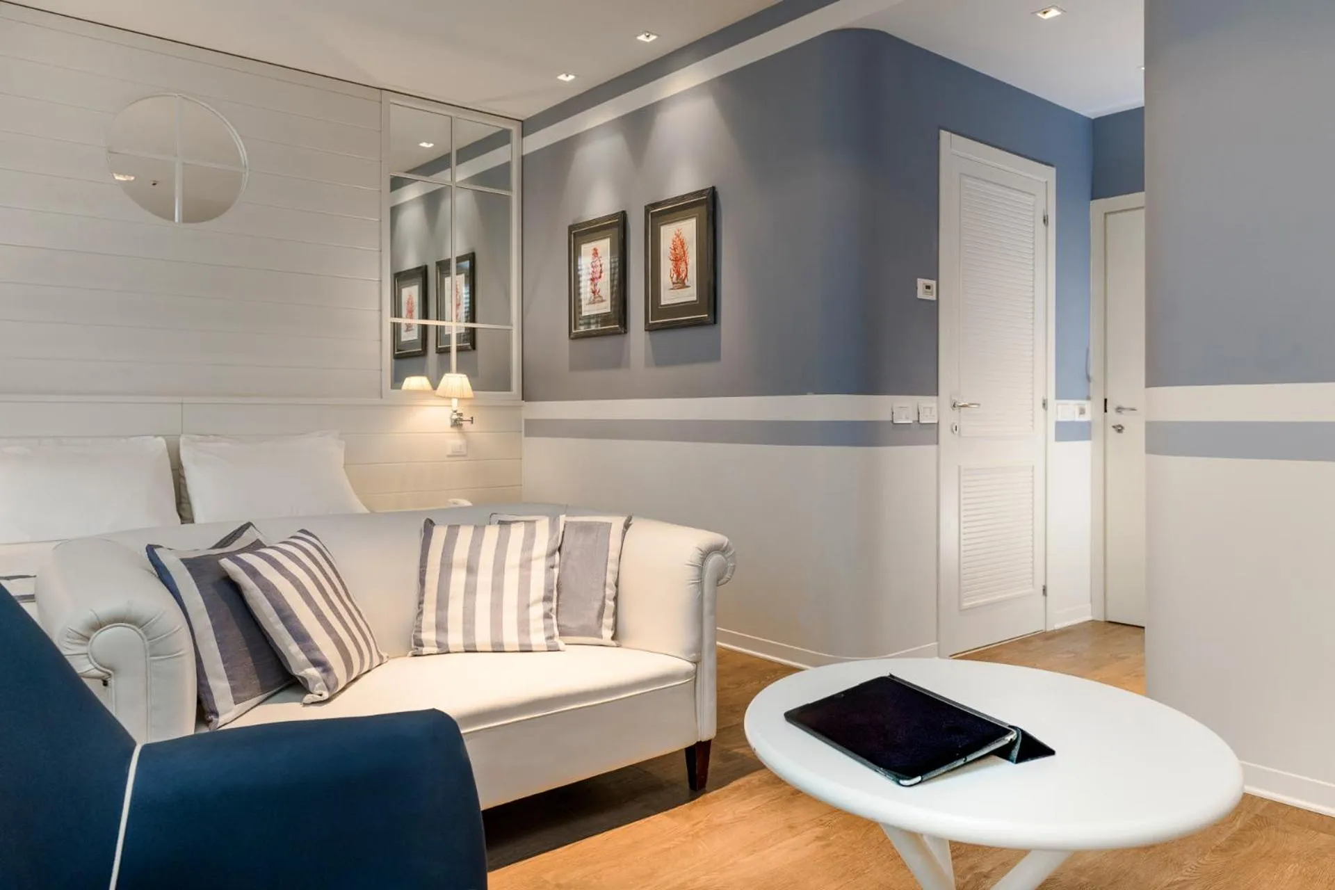 Seating area, Bed in Hotel Panorama