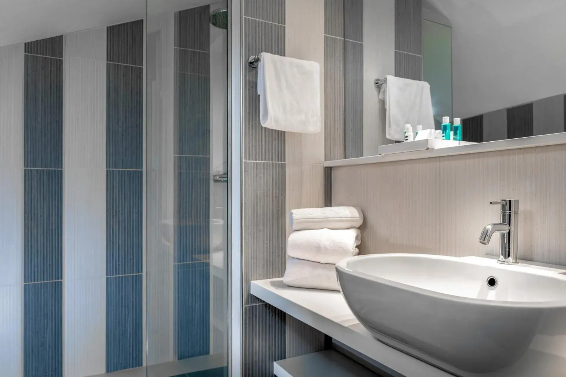 Shower, Bathroom in Hotel Panorama