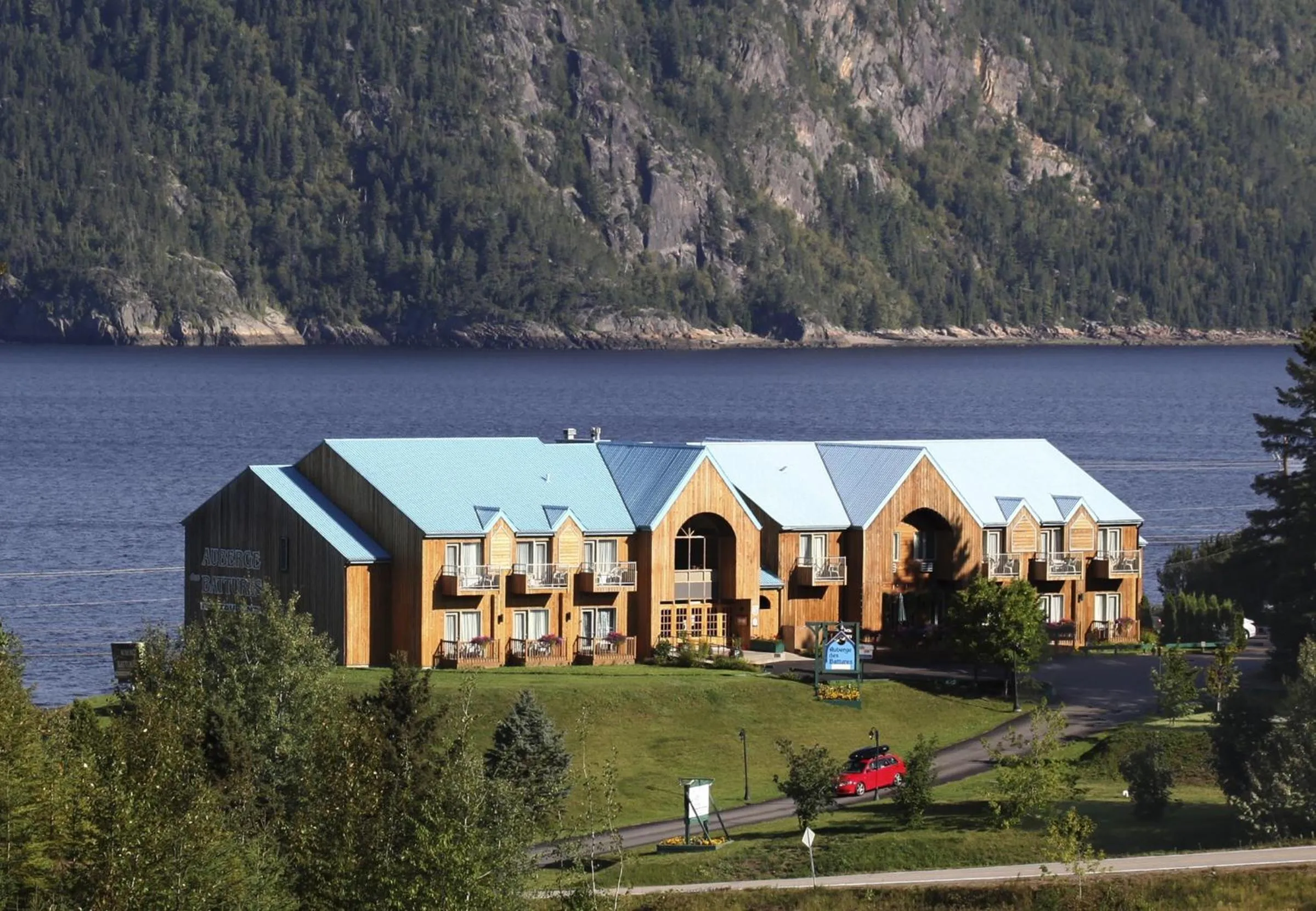 Property building in BATTURES Hotel Fjord Saguenay
