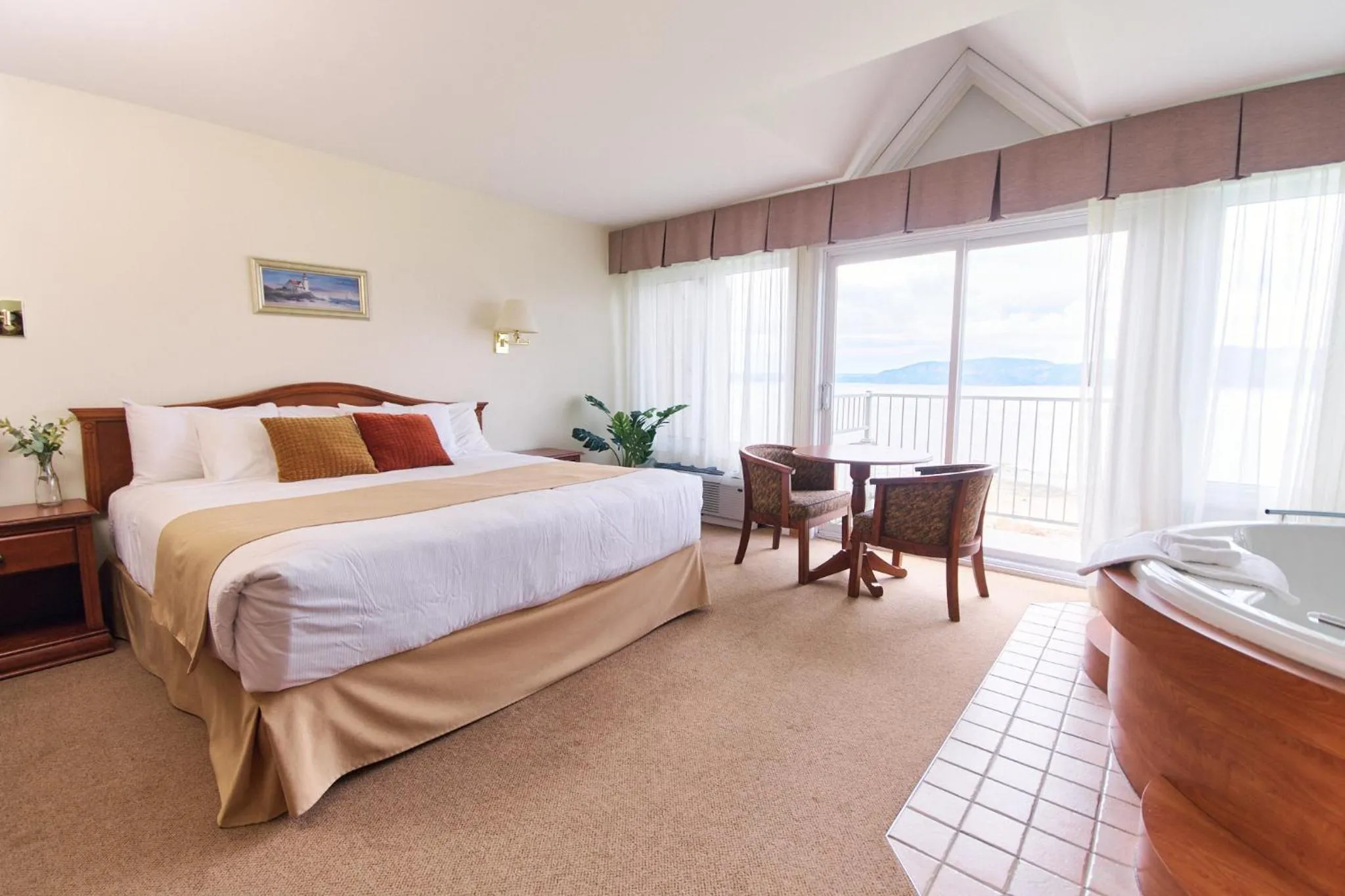 Hot Tub, Bed in BATTURES Hotel Fjord Saguenay