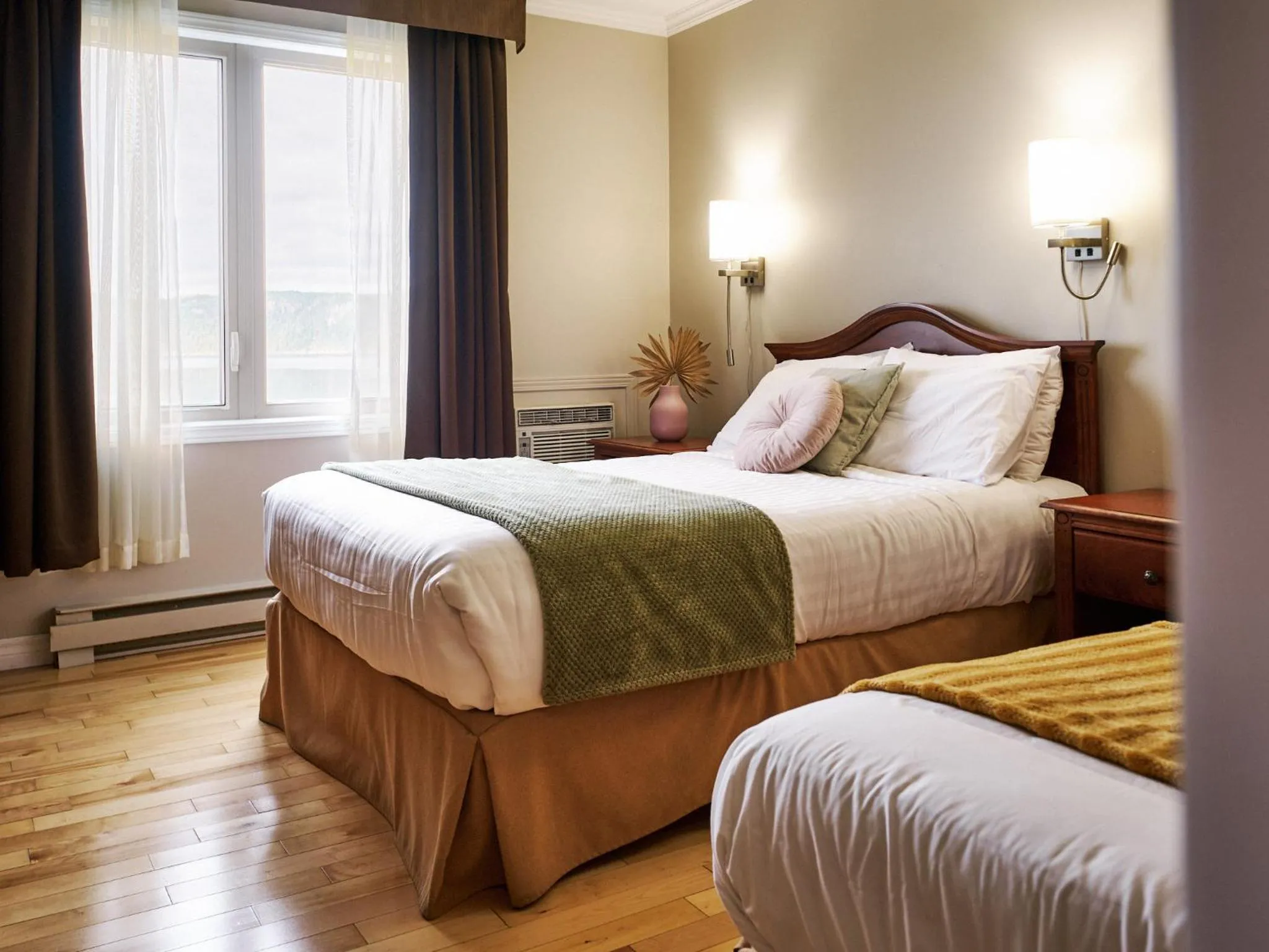 Photo of the whole room, Bed in BATTURES Hotel Fjord Saguenay