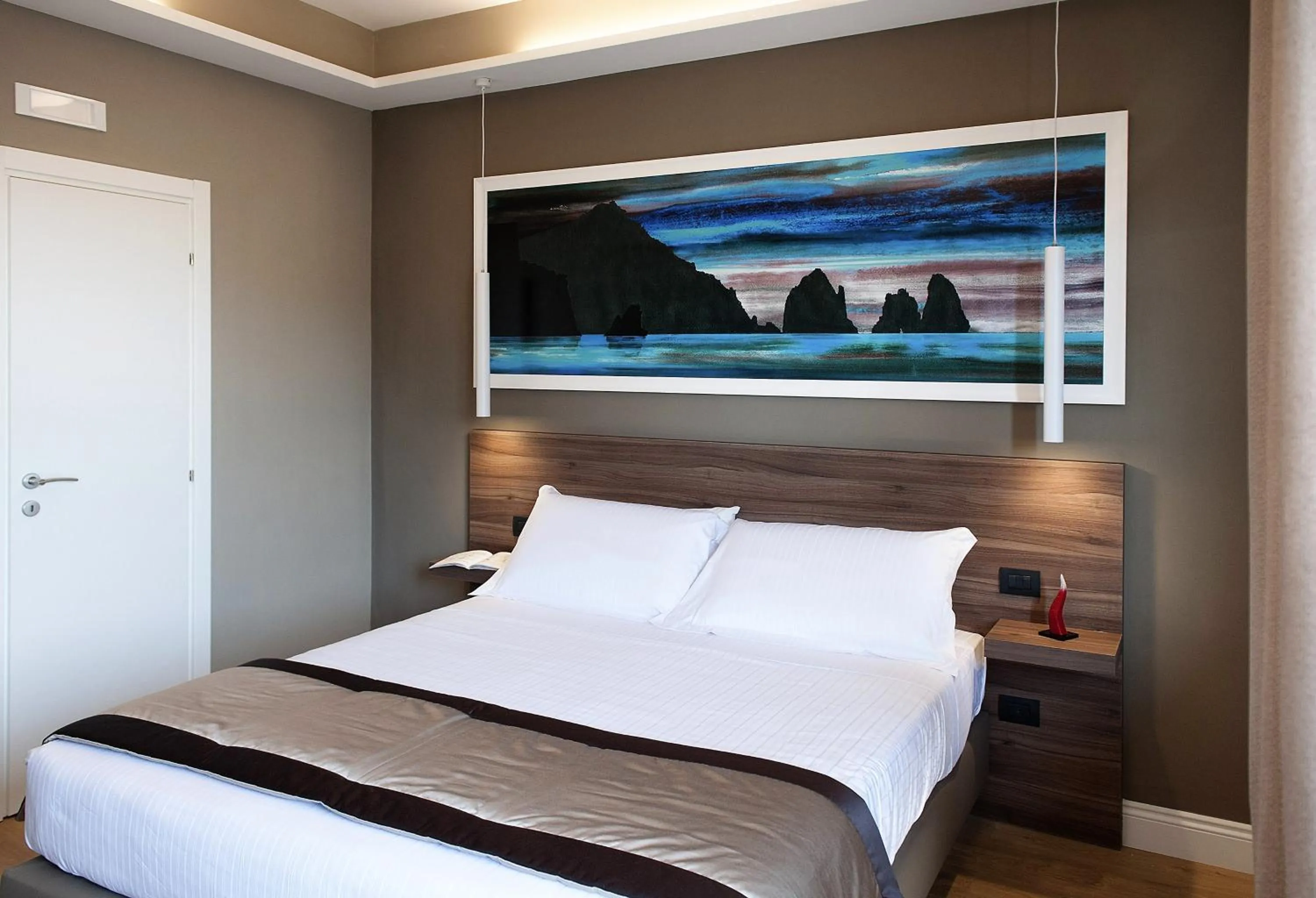 Bed in 7th Floor Suite