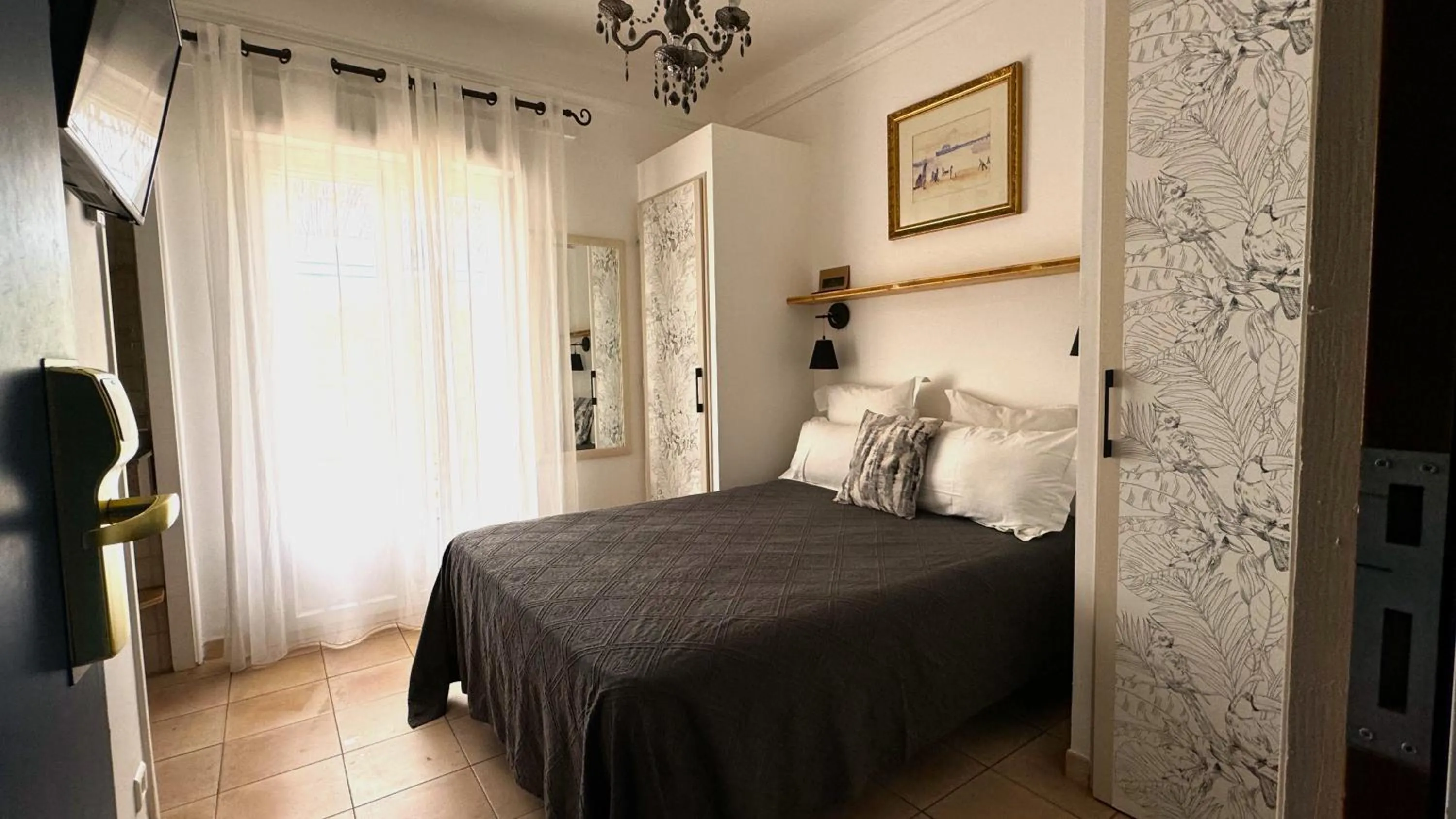 Bed in Hotel Les Flots Bleus