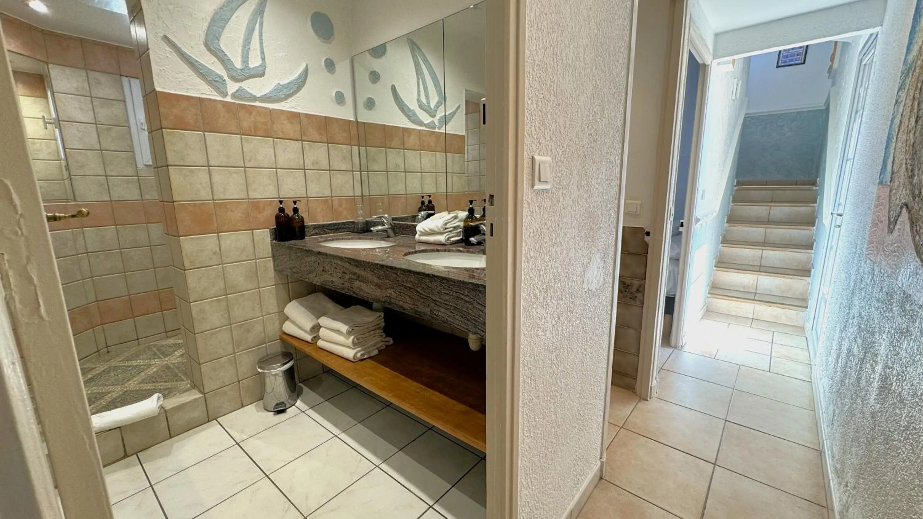 Bathroom in Hotel Les Flots Bleus