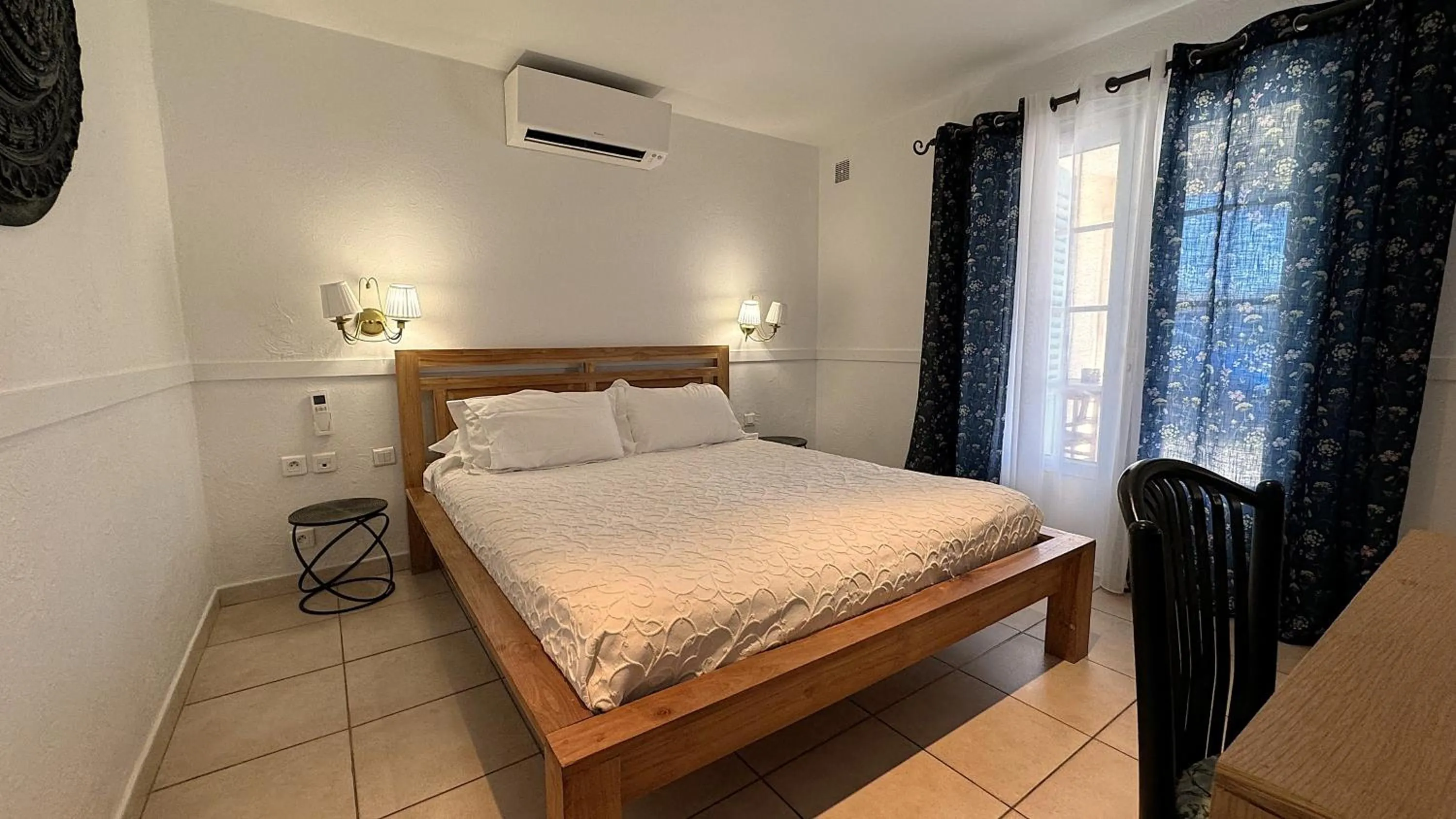 Bed in Hotel Les Flots Bleus