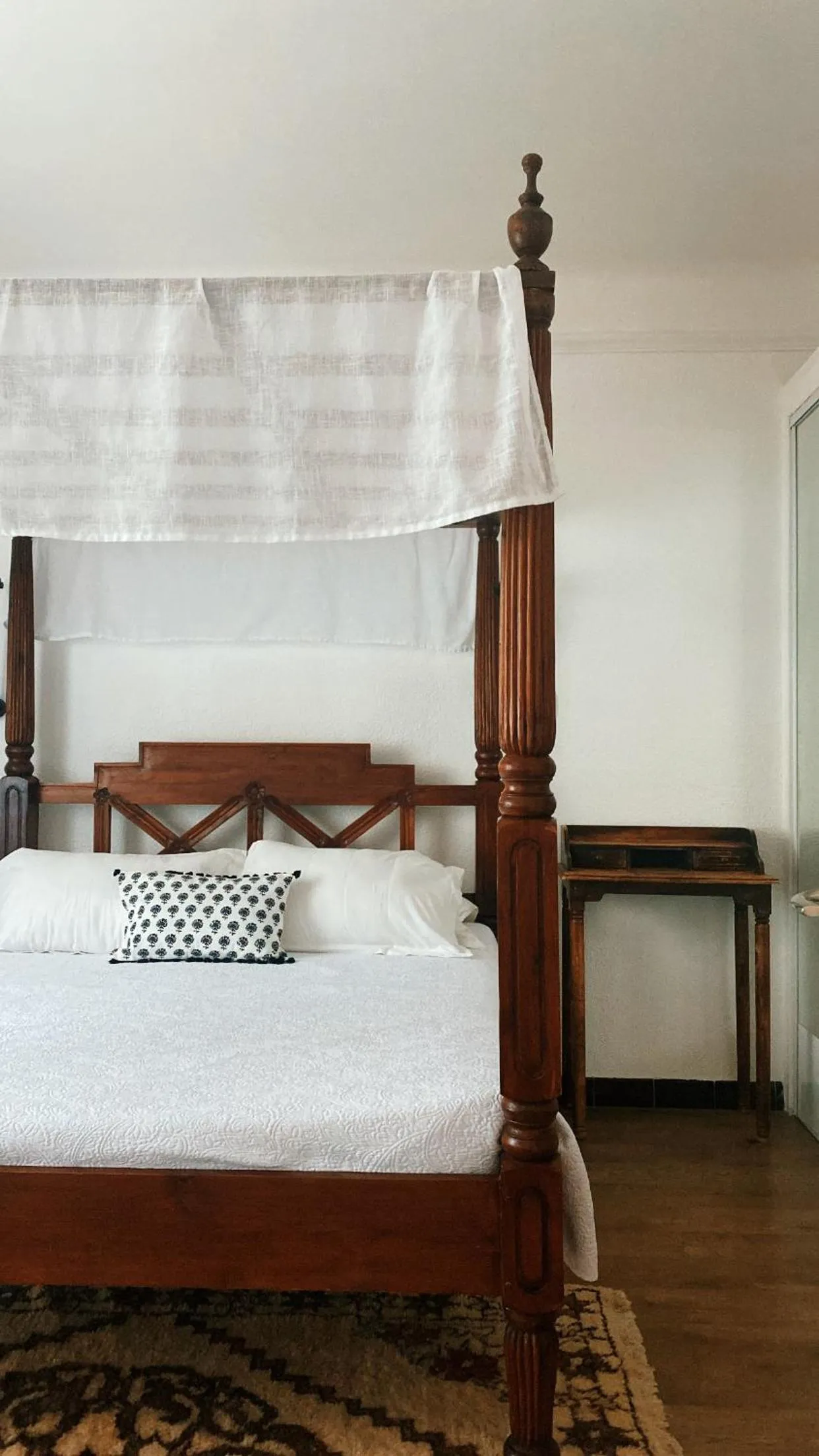 Bed in Hotel Les Flots Bleus