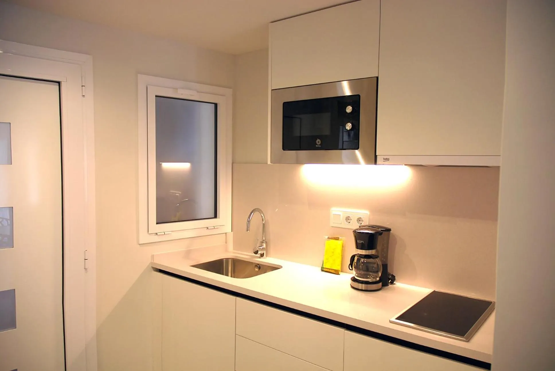Kitchen or kitchenette in Apartamentos Sunway Atlanta