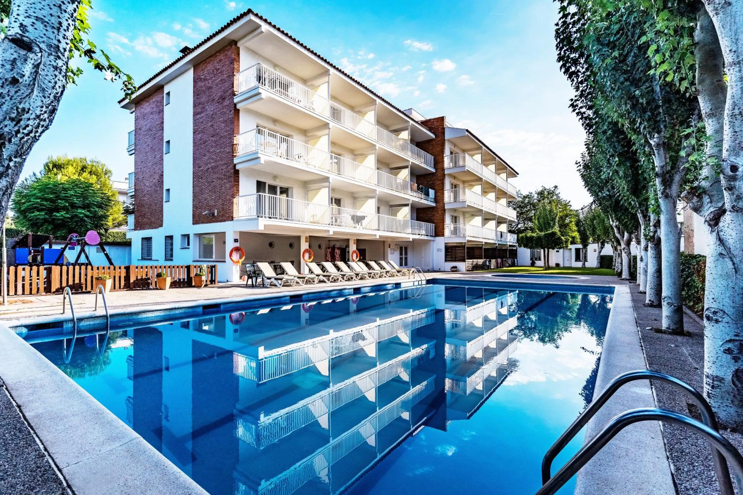 Swimming pool in Apartamentos Sunway Atlanta