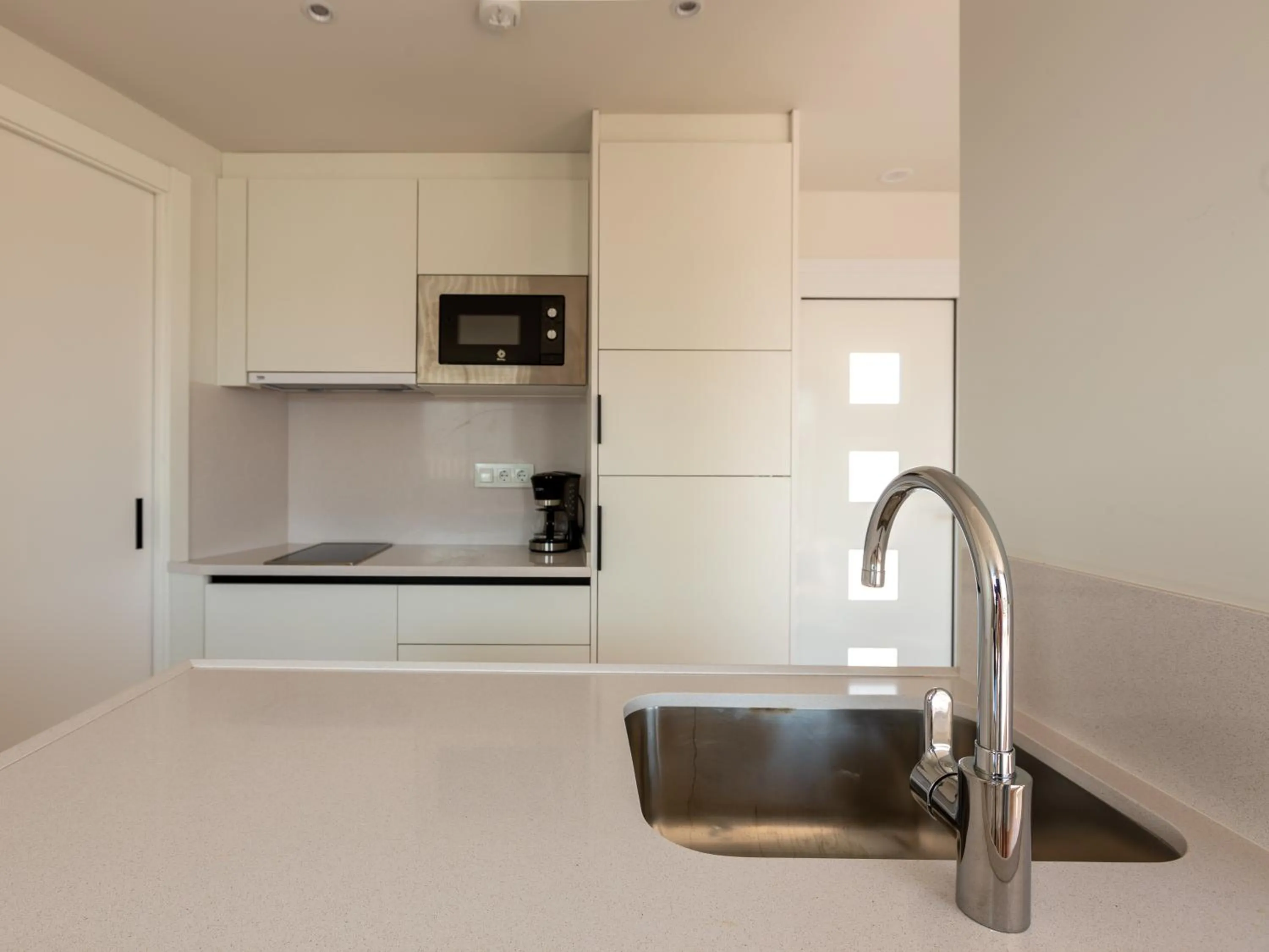 Kitchen or kitchenette in Apartamentos Sunway Atlanta