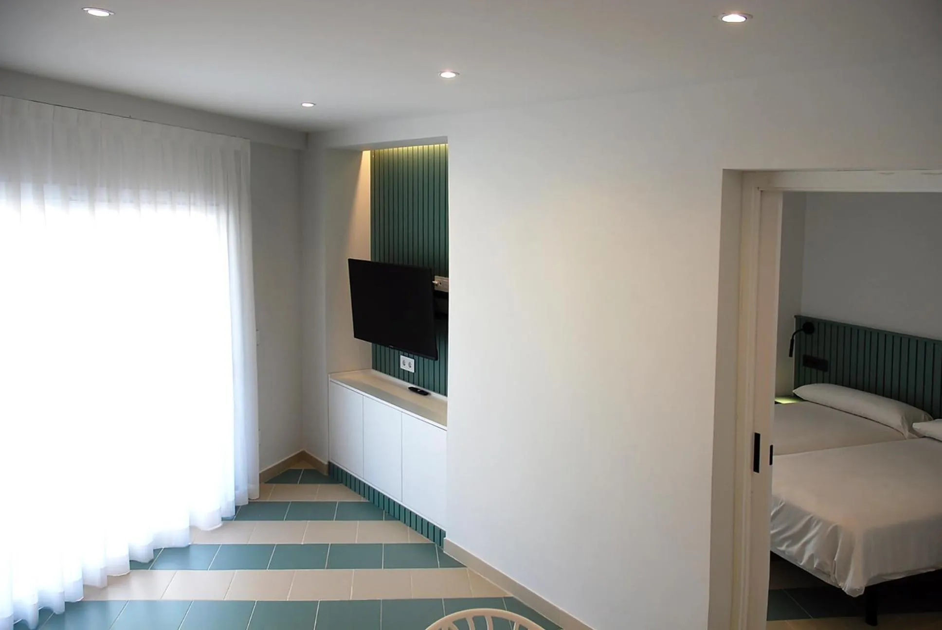 TV and multimedia, Bed in Apartamentos Sunway Atlanta