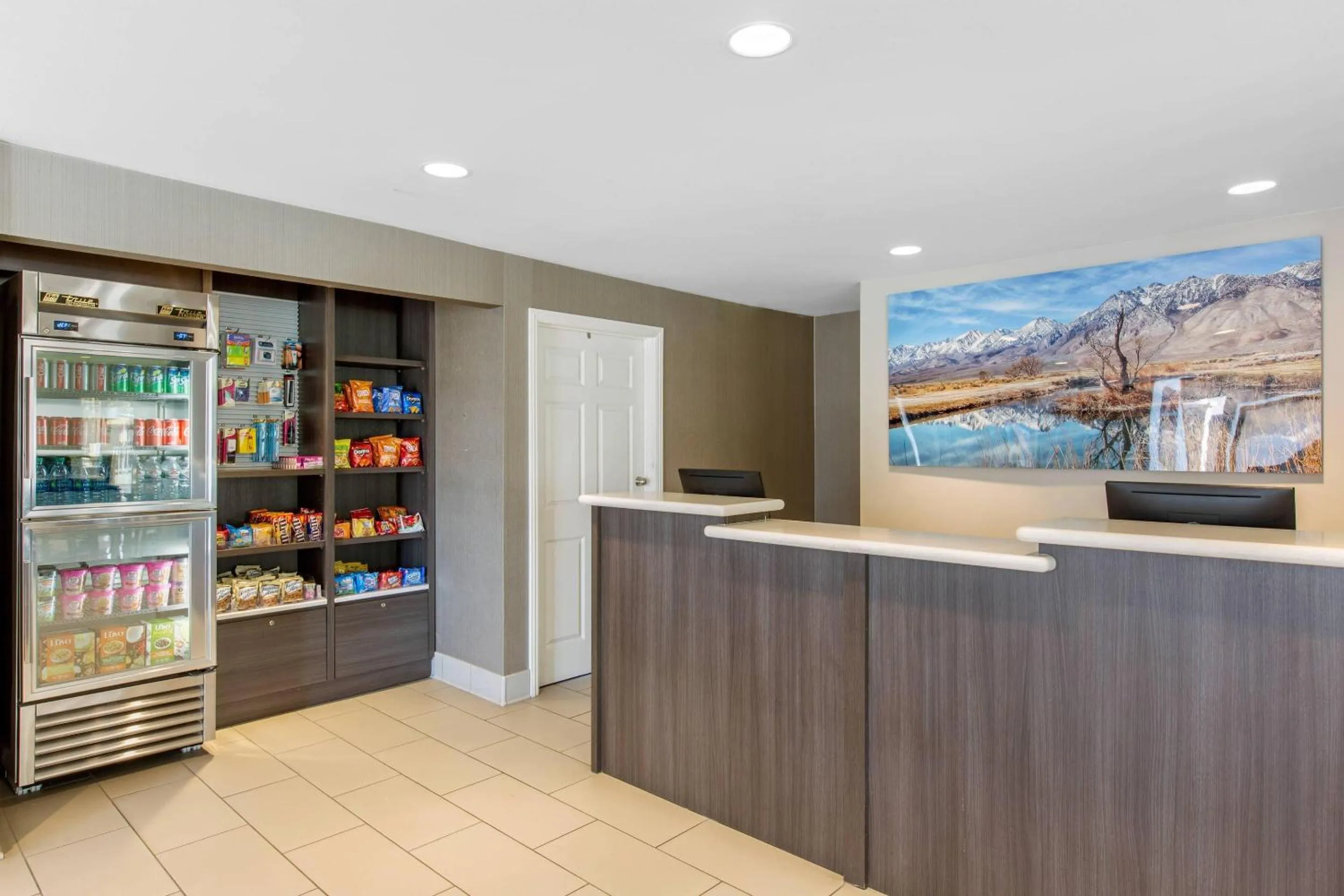 Lobby or reception in Cielo Hotel Bishop-Mammoth, an Ascend Collection Hotel