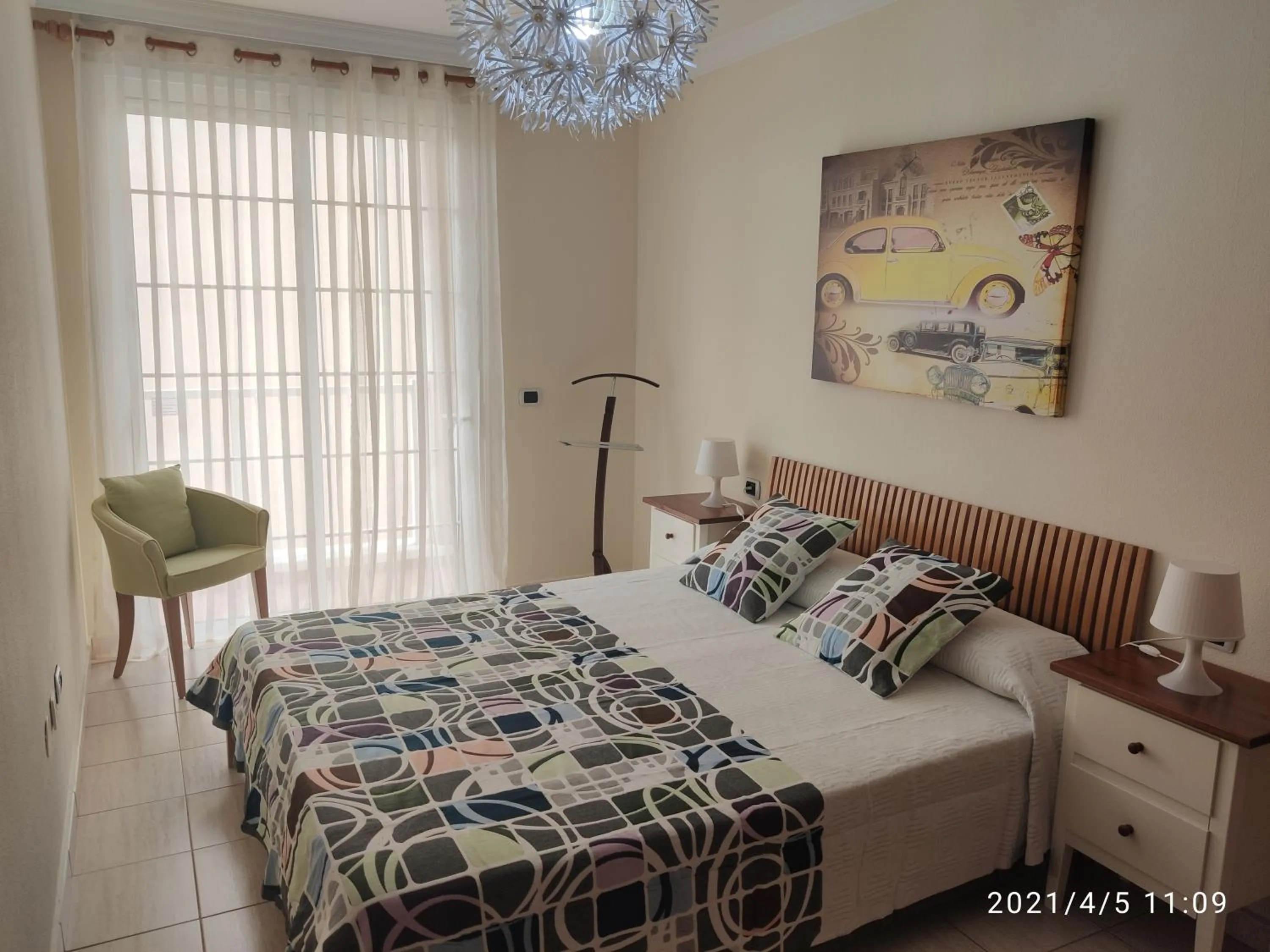 Photo of the whole room, Bed in Toronjil