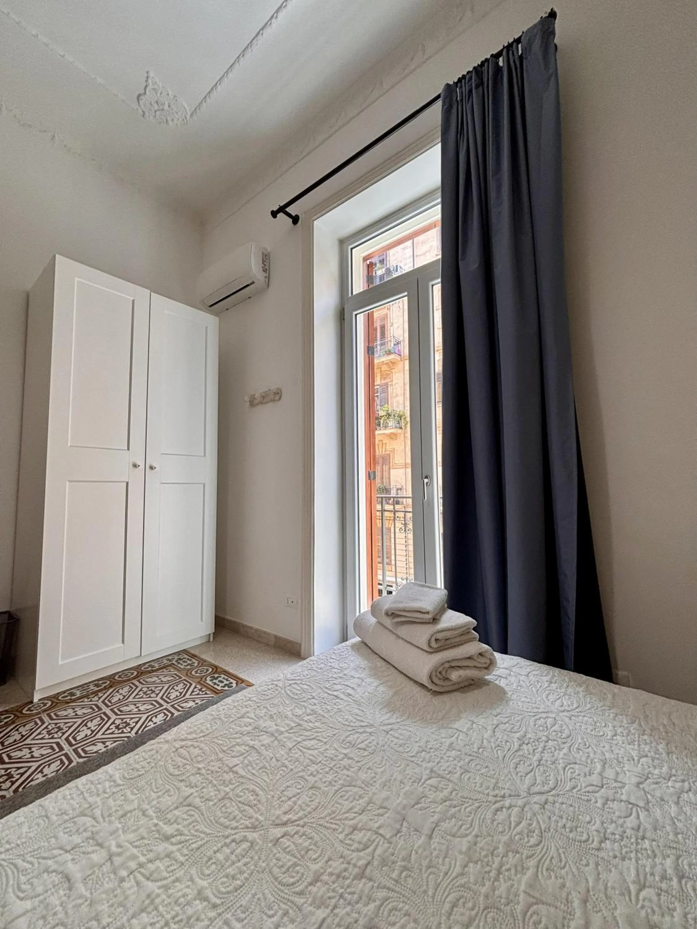 wardrobe, Bed in Aziz b&b