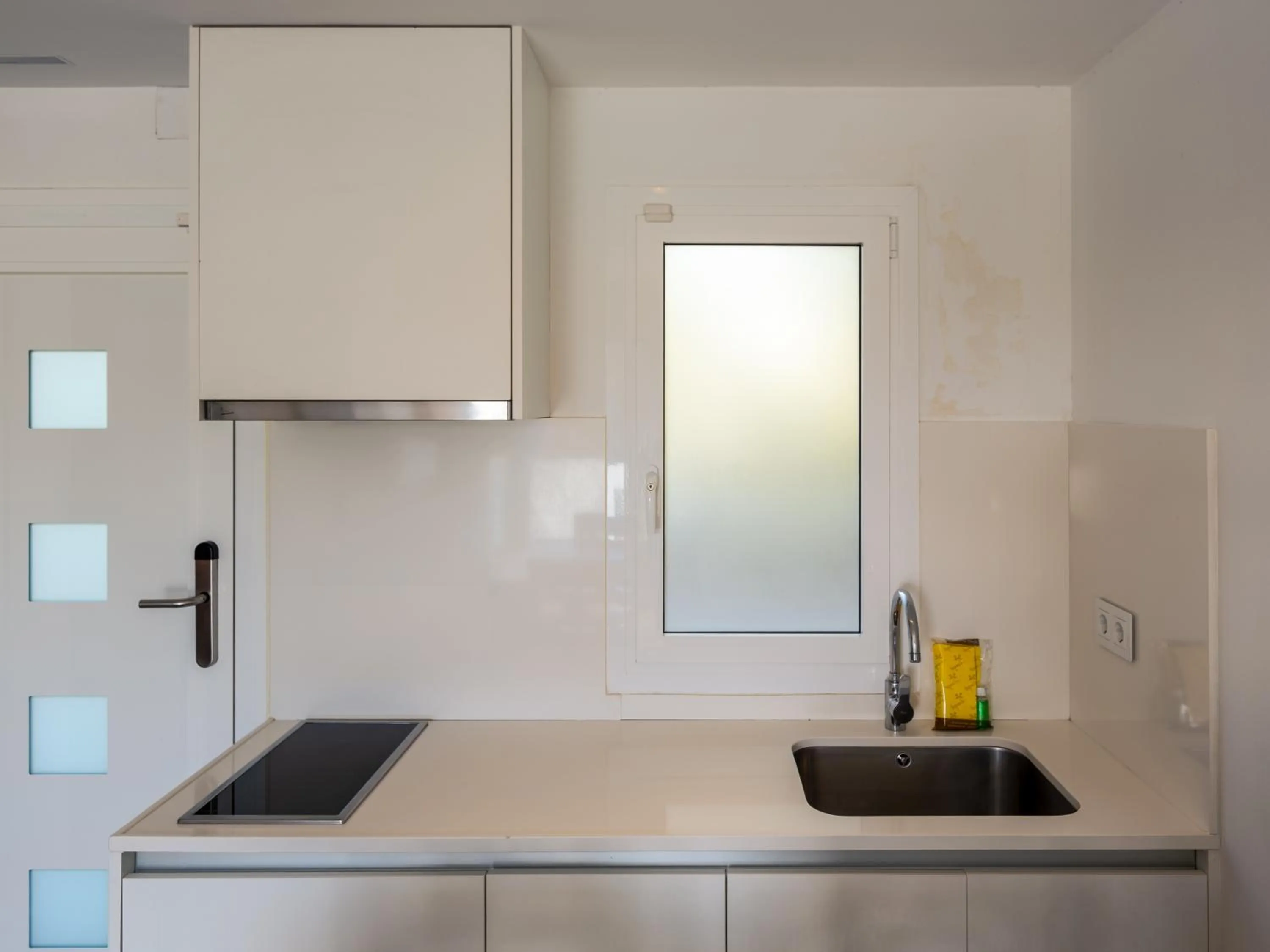 Kitchen or kitchenette in Apartamentos Sunway Apollo