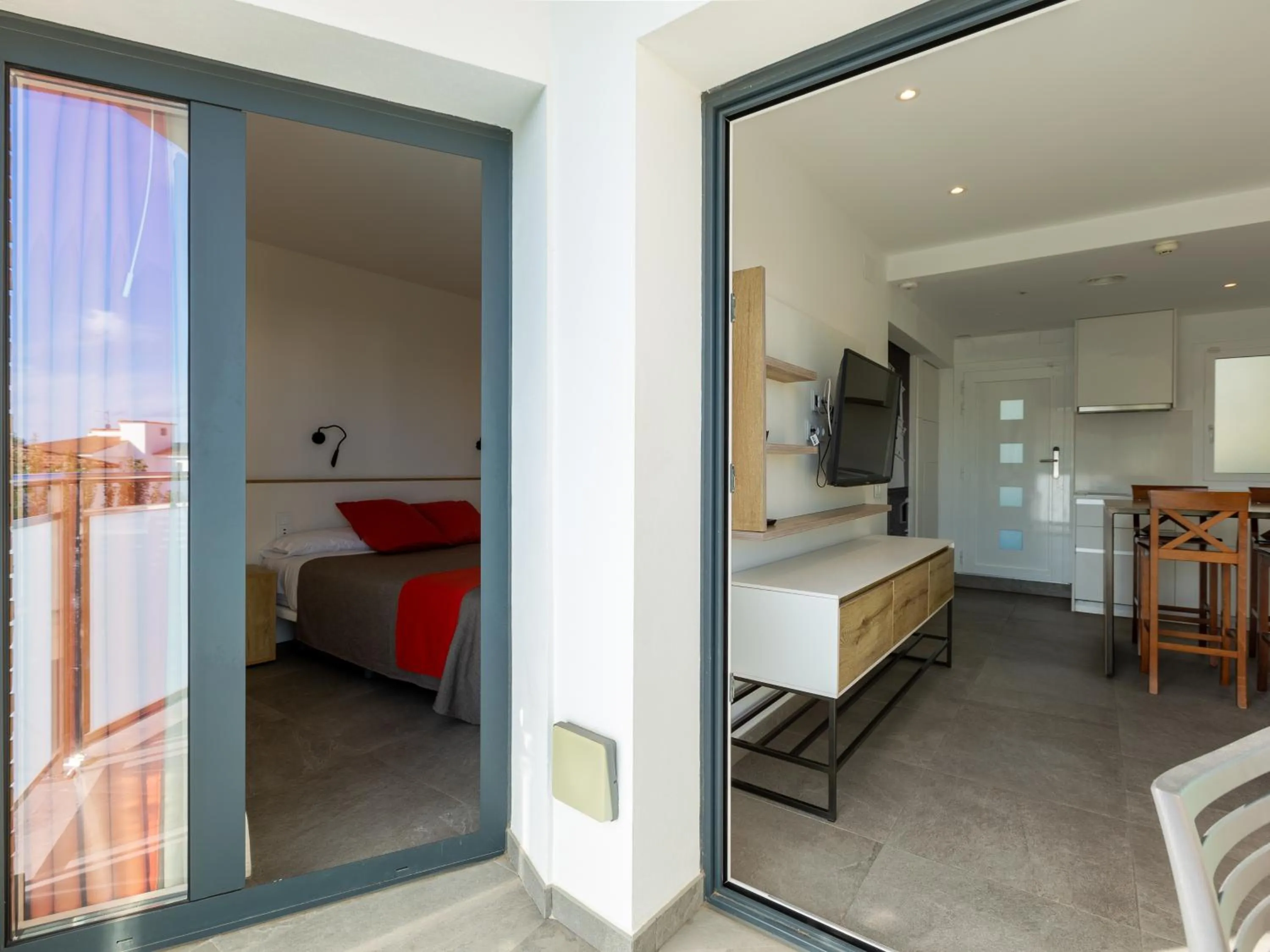 Balcony/Terrace, Bed in Apartamentos Sunway Apollo