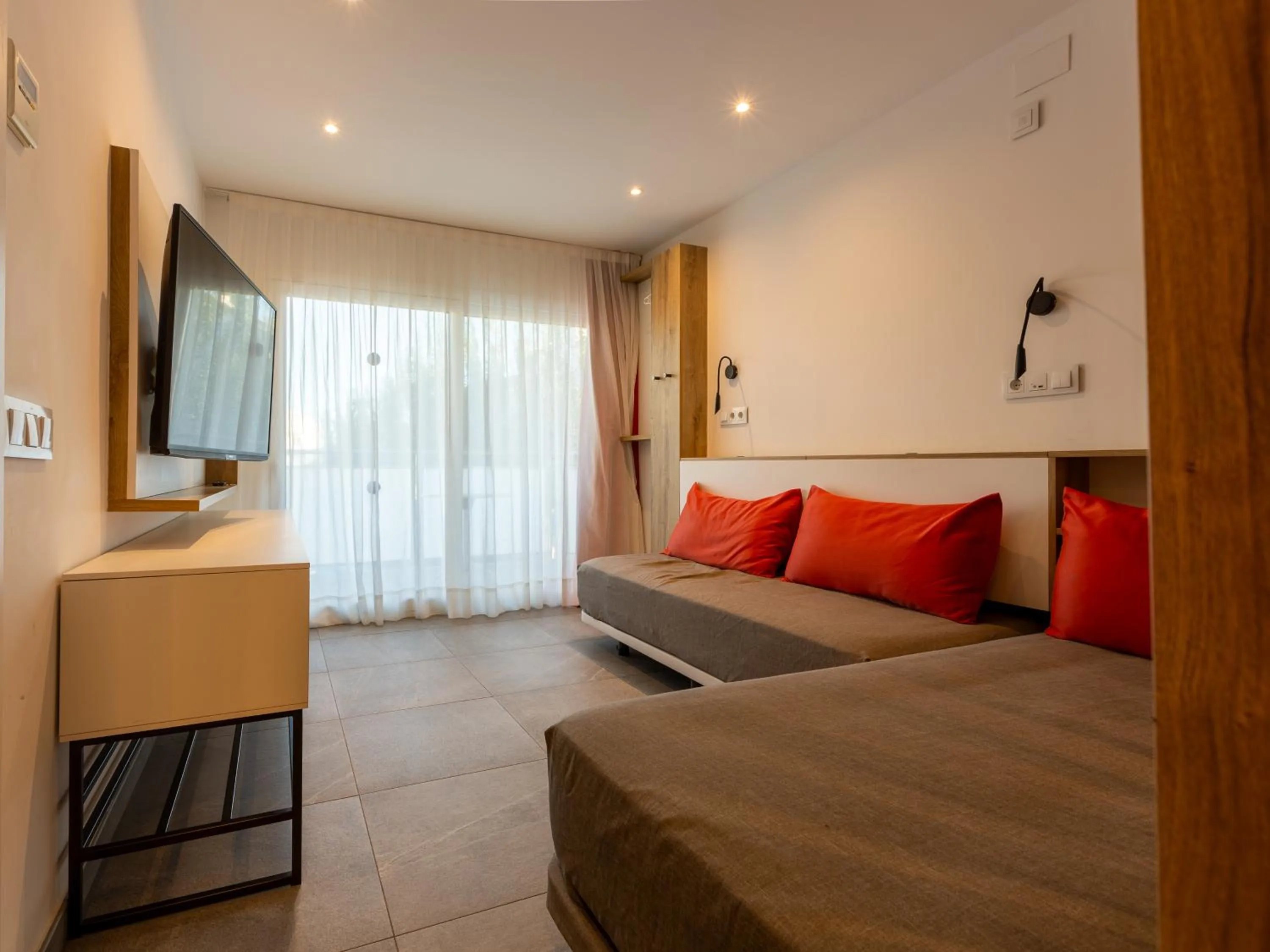 Living room, Bed in Apartamentos Sunway Apollo