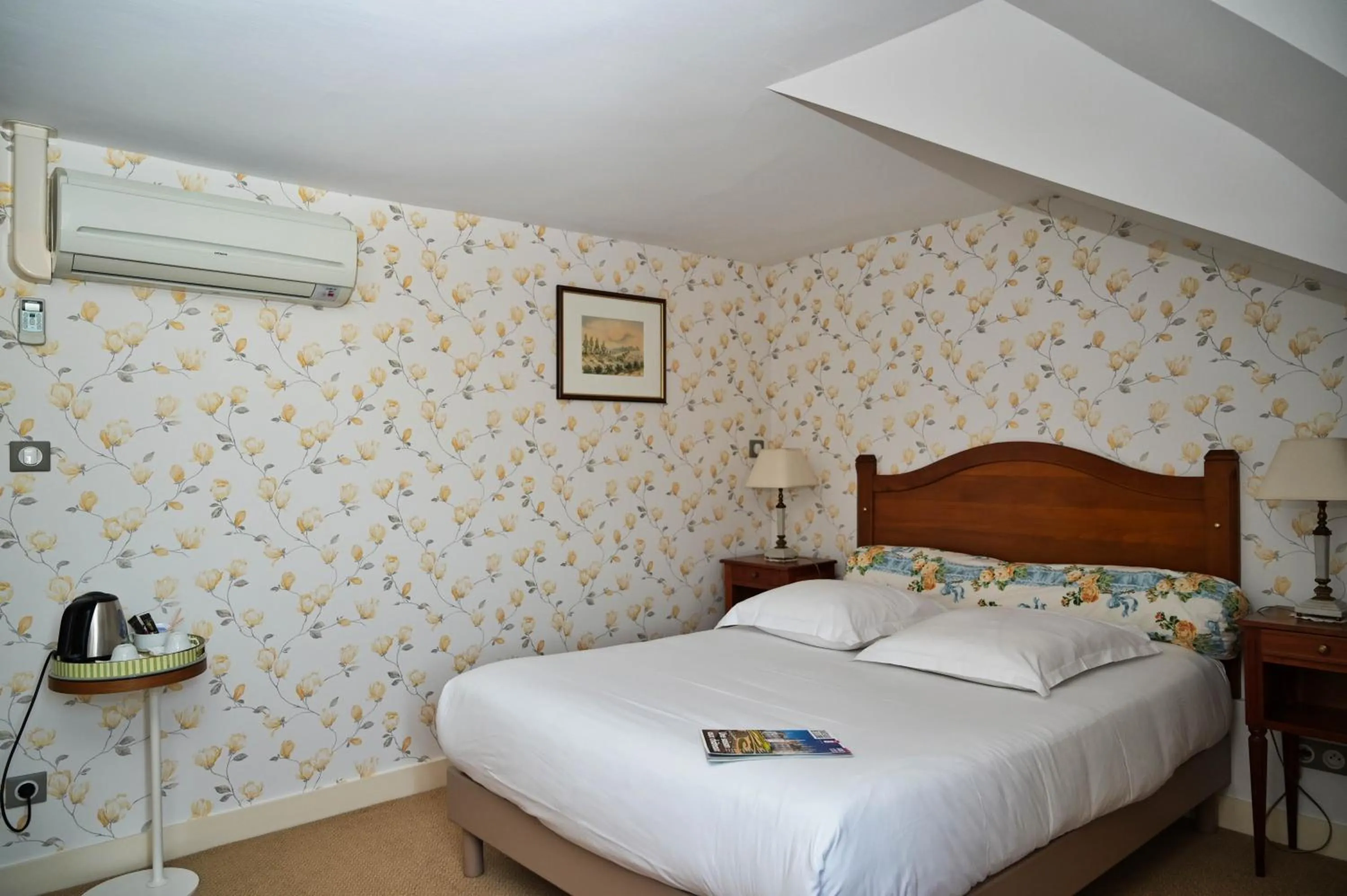 Photo of the whole room, Bed in Chateau de la Rozelle