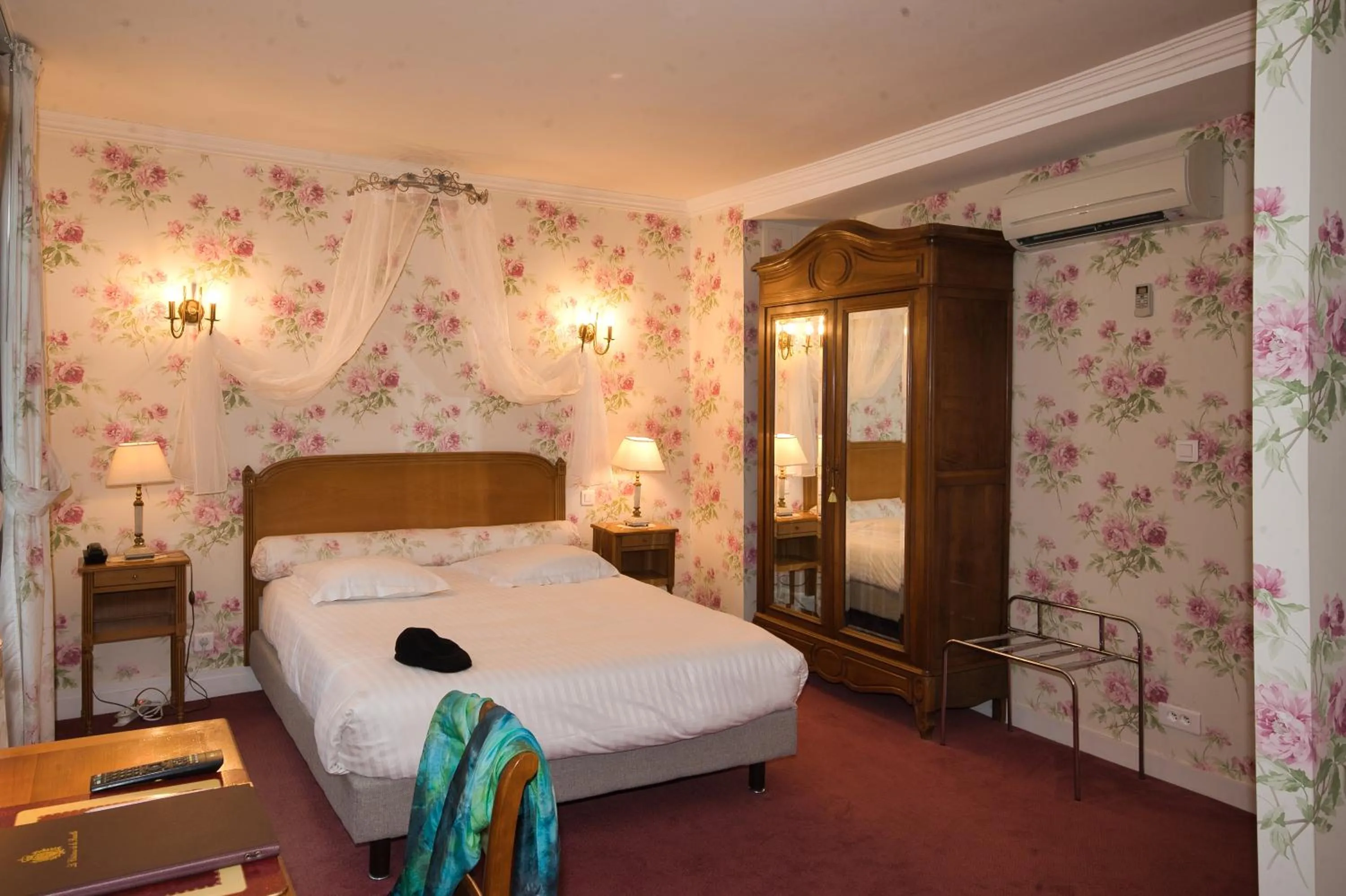 Bedroom, Bed in Chateau de la Rozelle