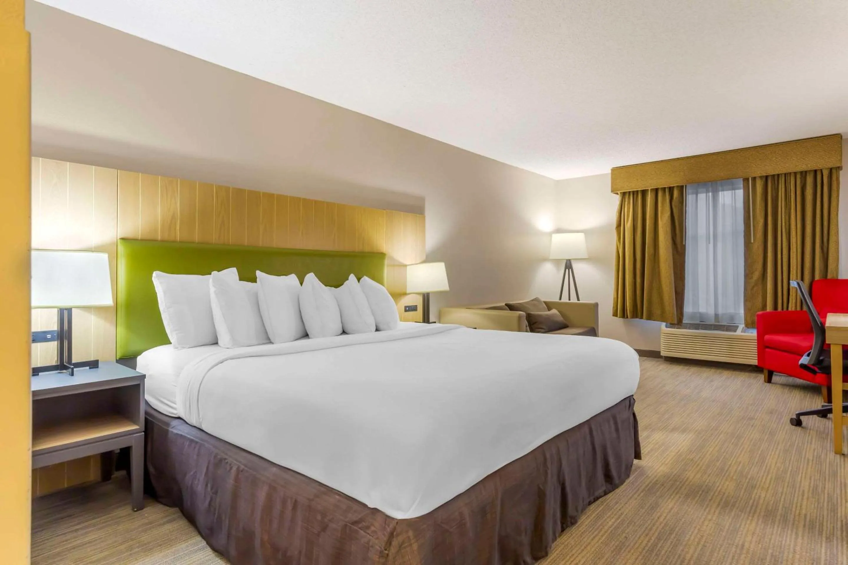 Bedroom, Bed in Country Inn & Suites by Radisson, Newport News South, VA