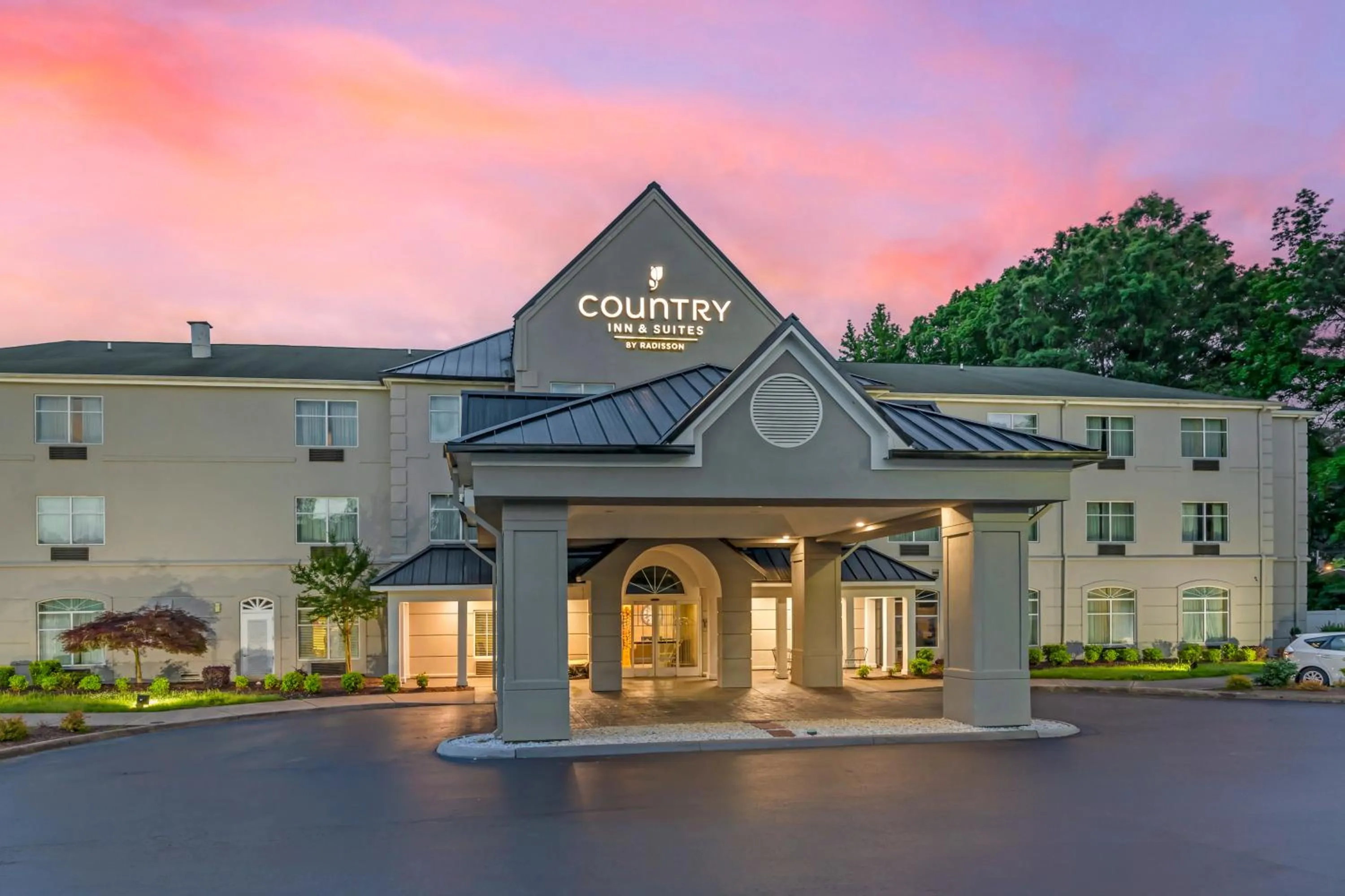 Property building in Country Inn & Suites by Radisson, Newport News South, VA