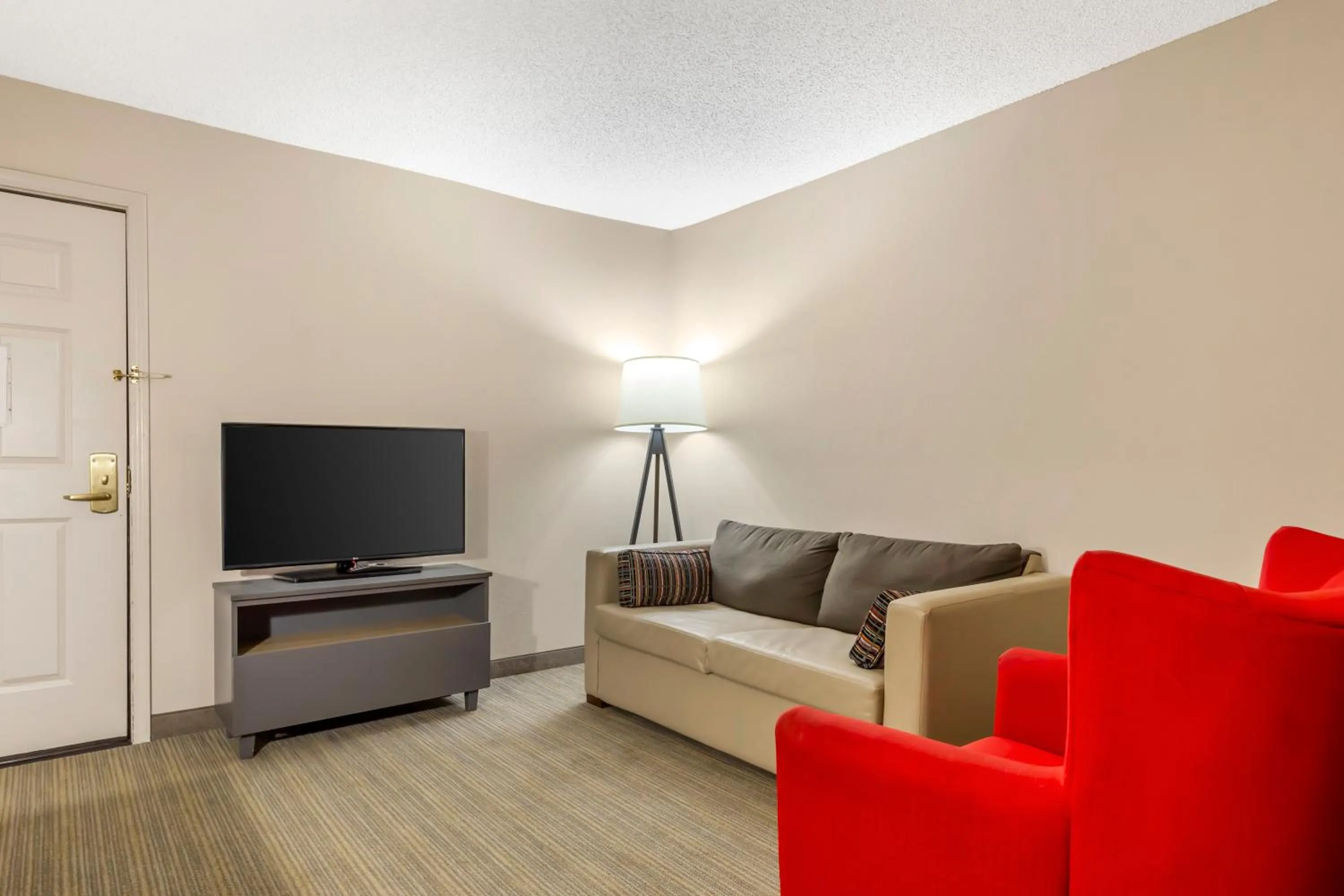 Seating area in Country Inn & Suites by Radisson, Newport News South, VA